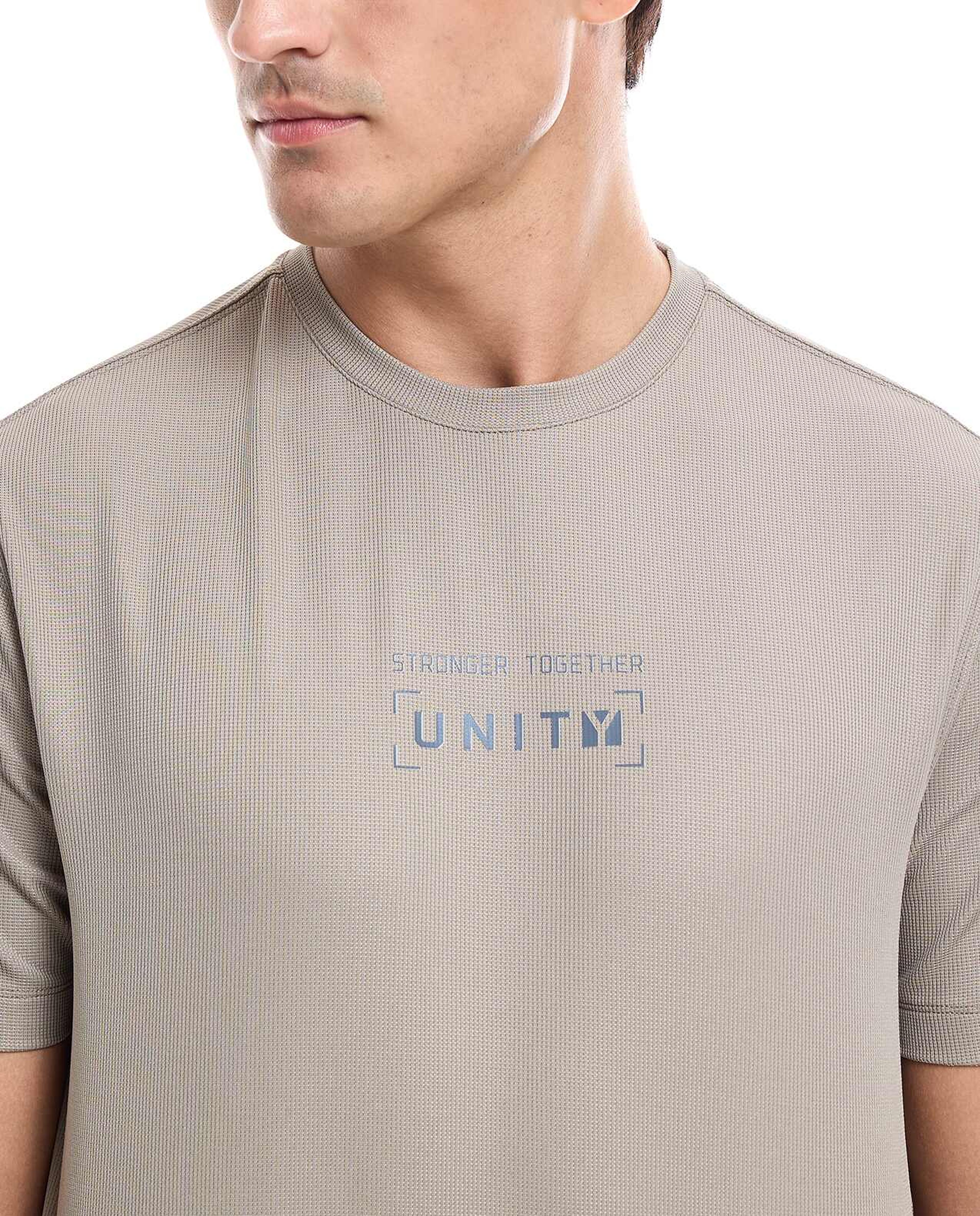 تيشيرت رياضي بطبعة وياقة مستديرة وأكمام قصيرة