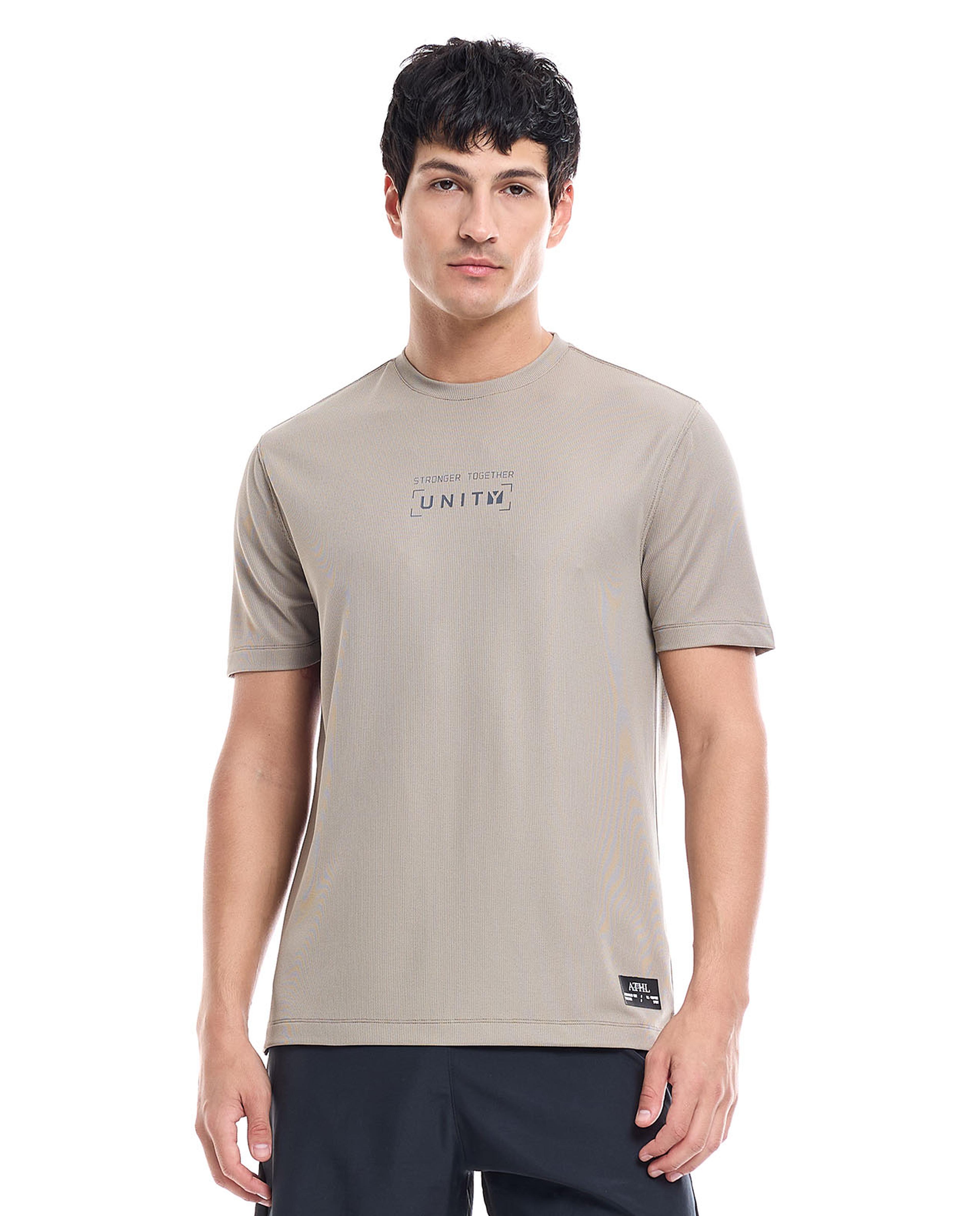 تيشيرت رياضي بطبعة وياقة مستديرة وأكمام قصيرة