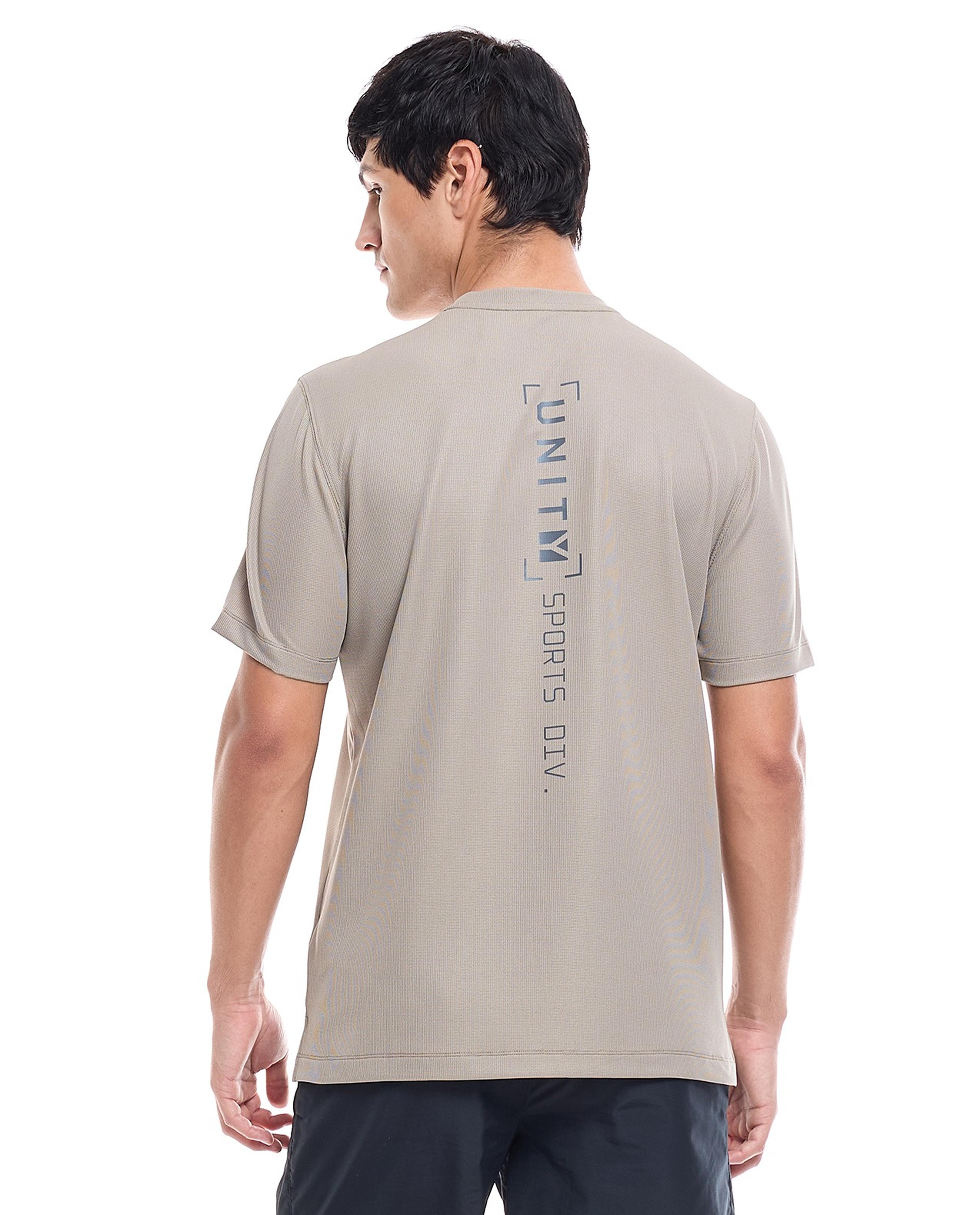 تيشيرت رياضي بطبعة وياقة مستديرة وأكمام قصيرة