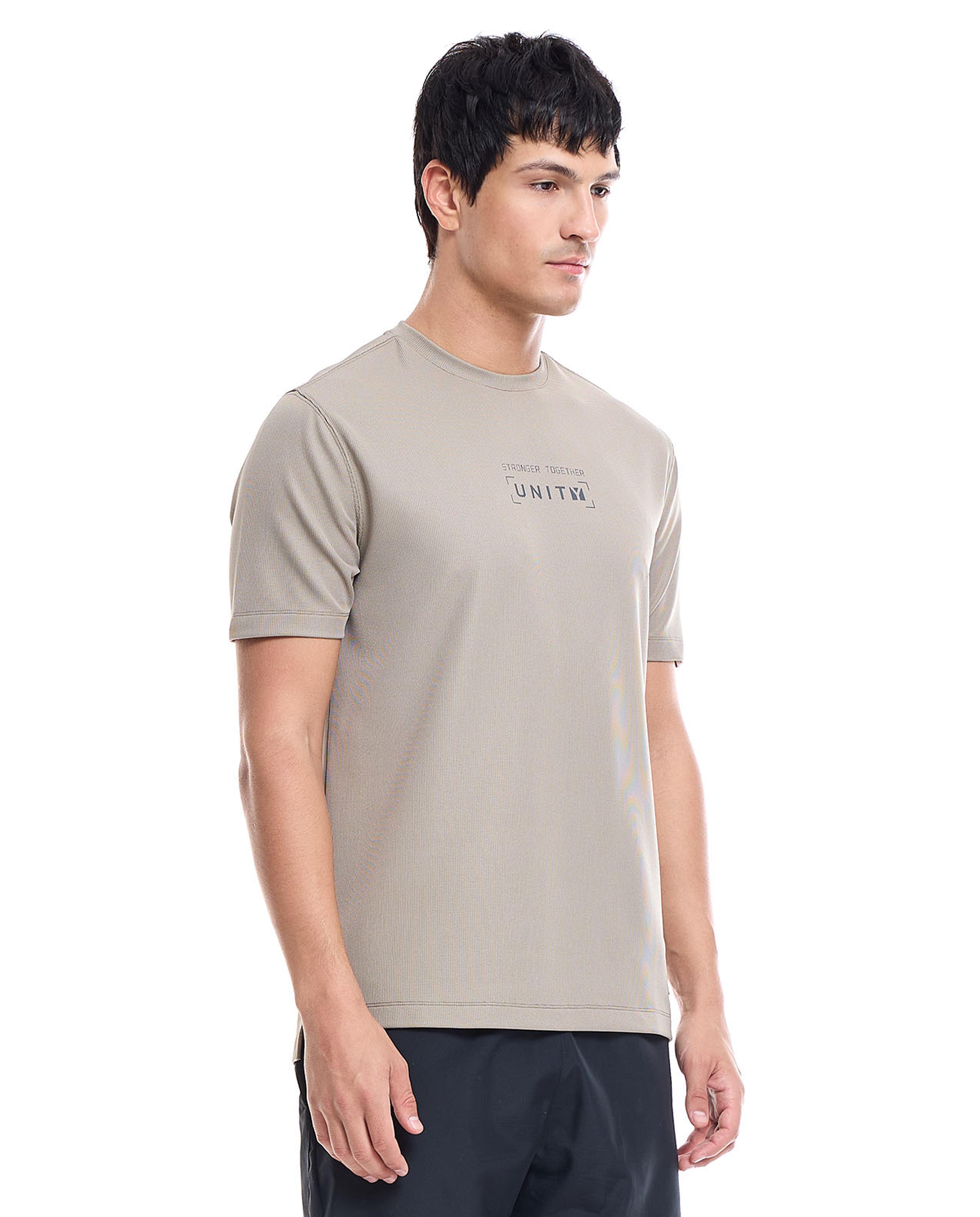 تيشيرت رياضي بطبعة وياقة مستديرة وأكمام قصيرة