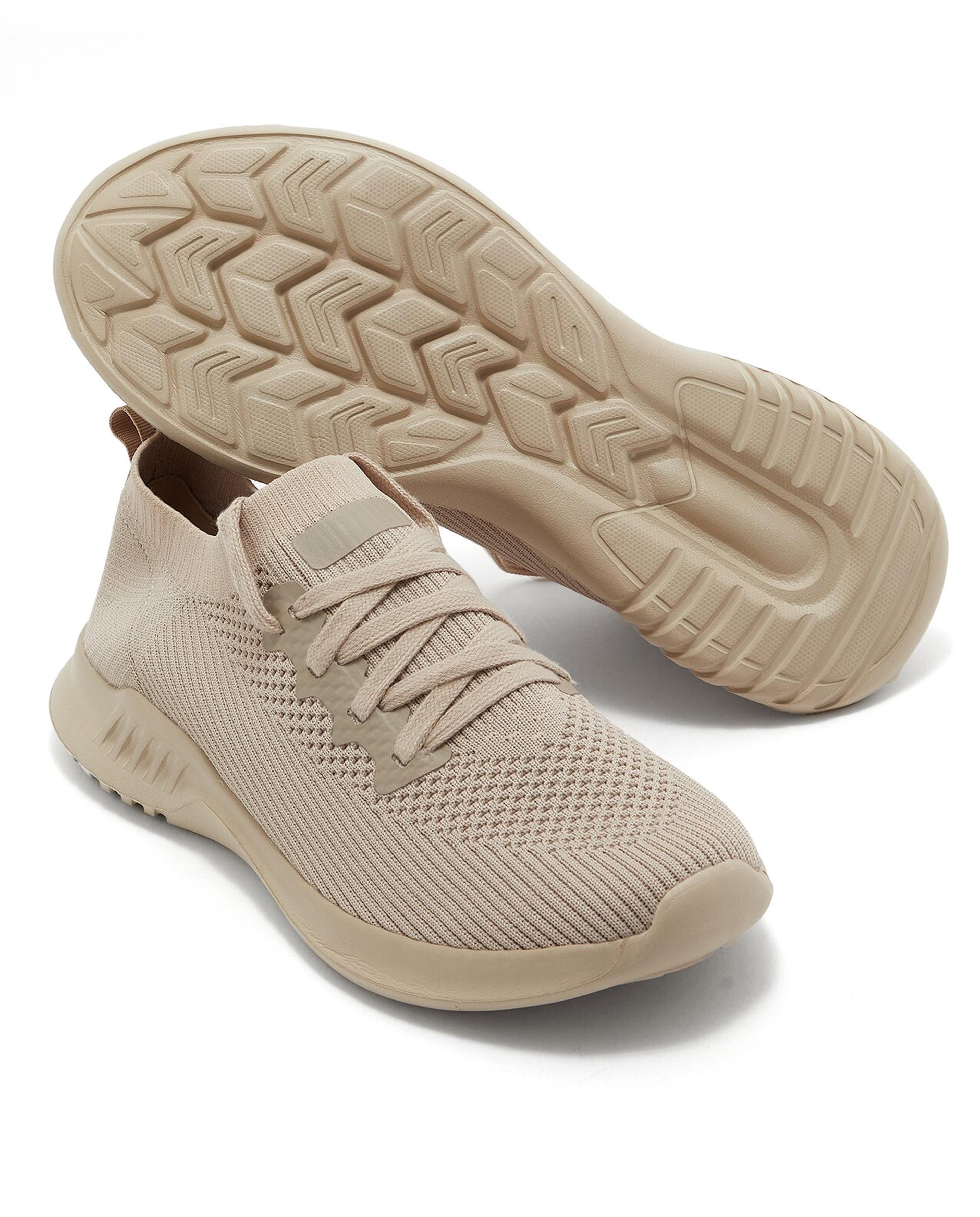 حذاء محبوك برباط