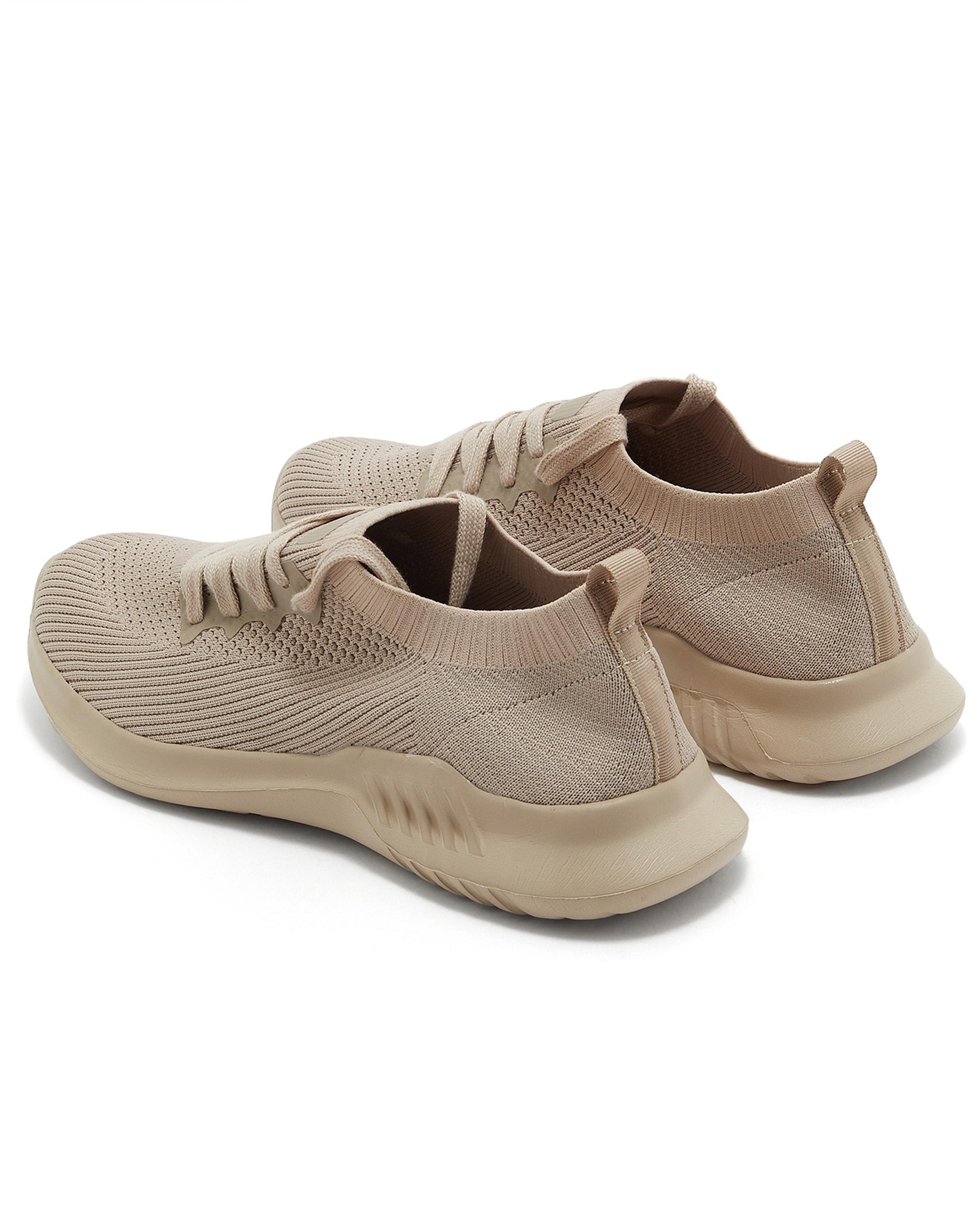 حذاء محبوك برباط