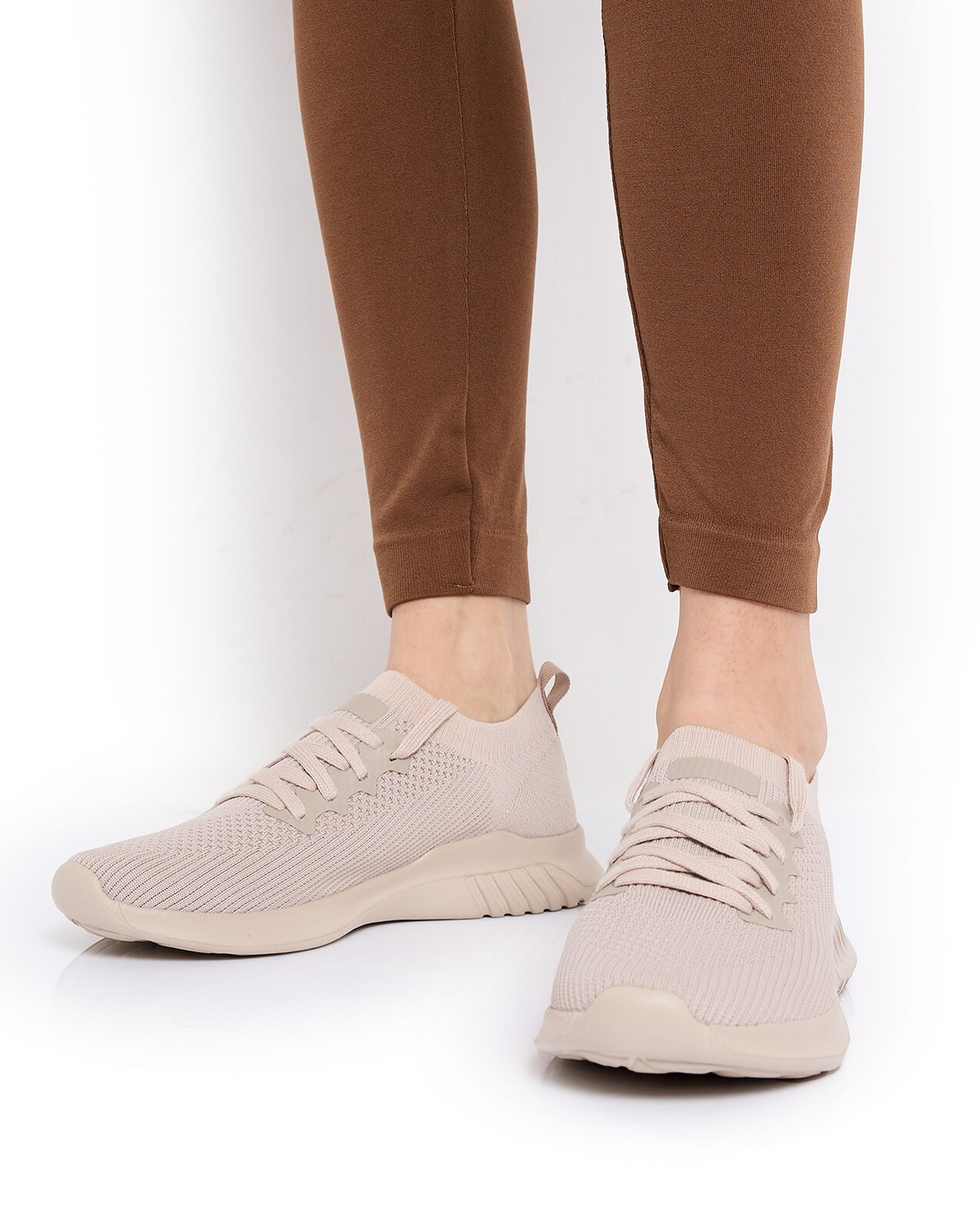 حذاء محبوك برباط