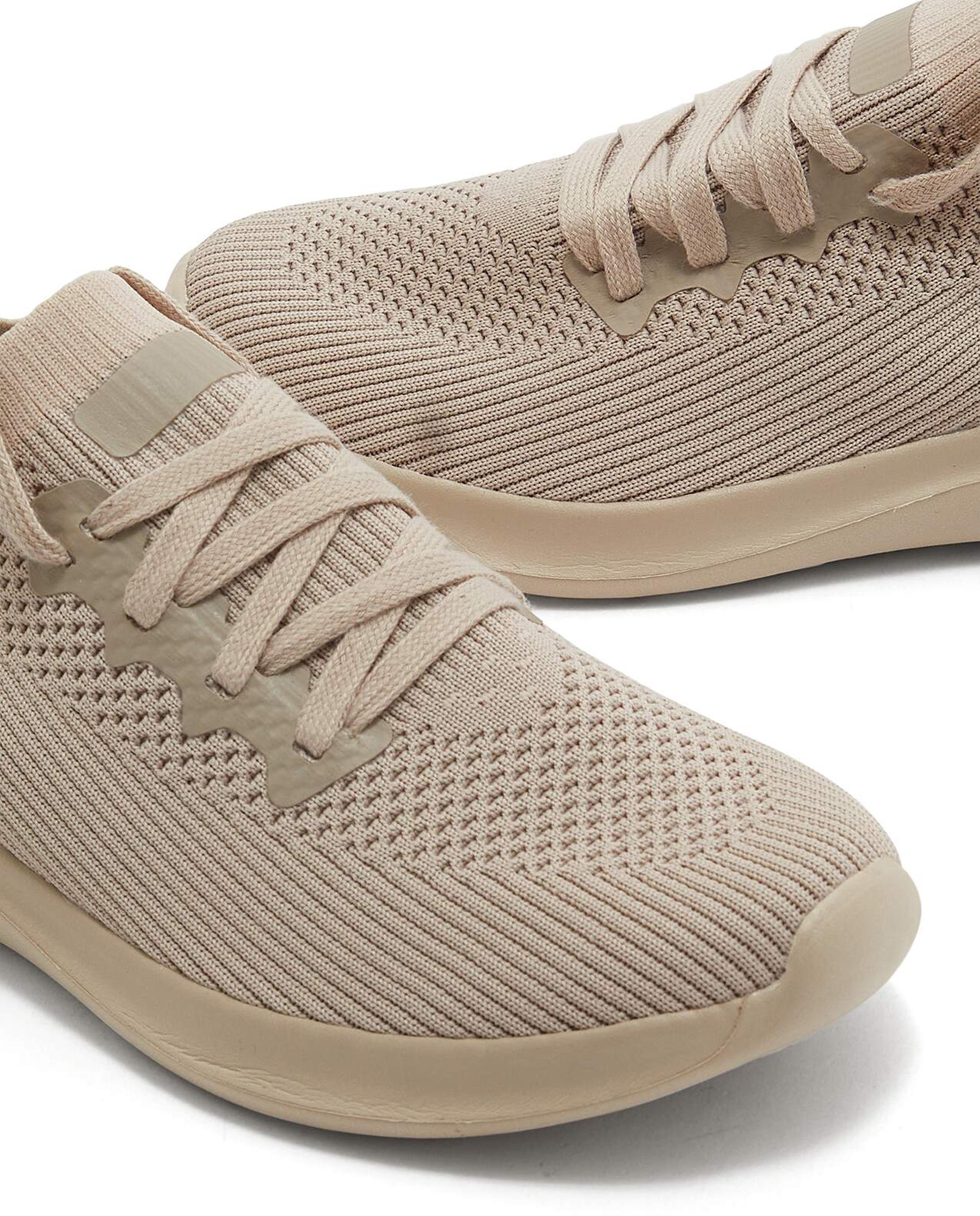 حذاء محبوك برباط