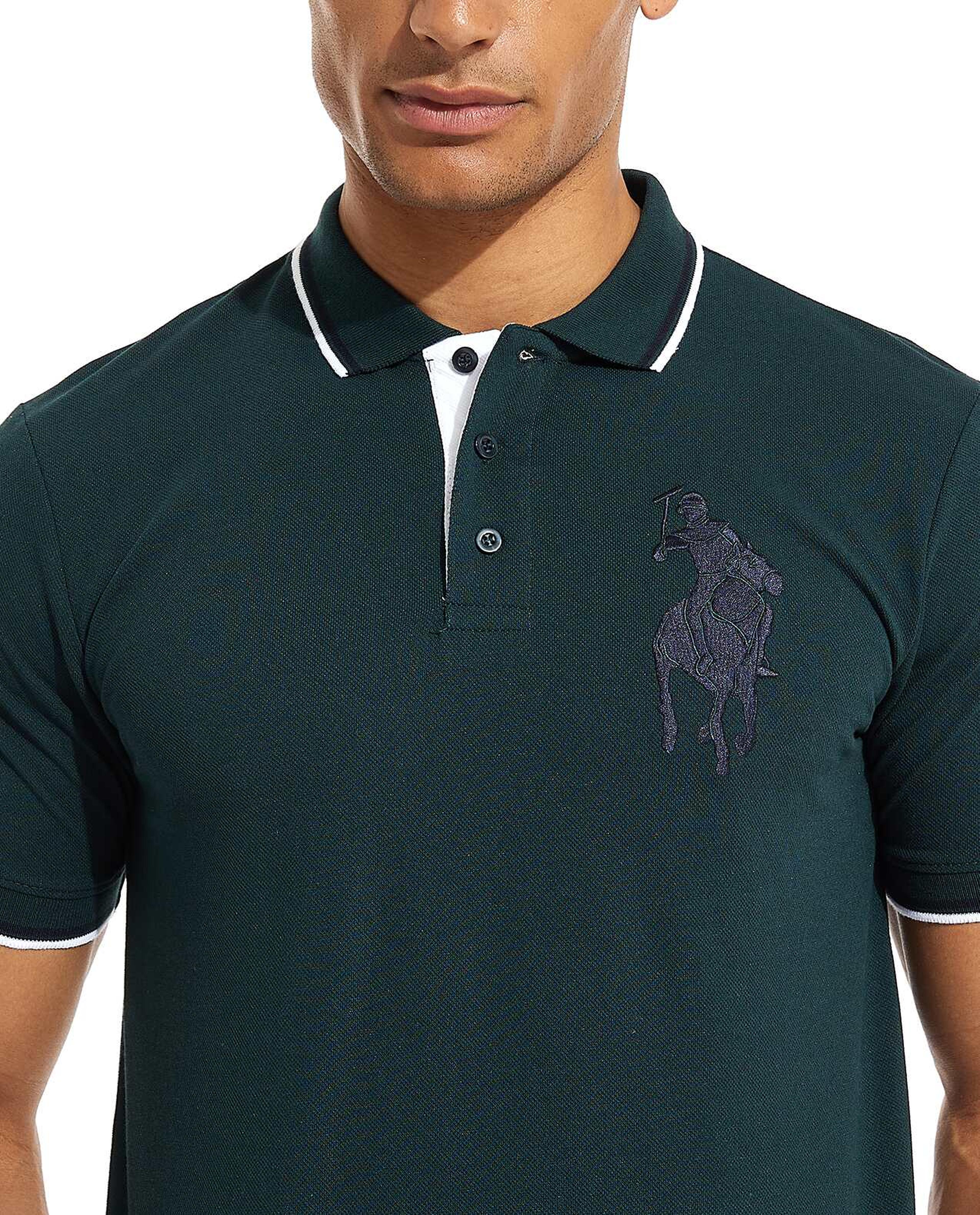 تيشيرت بولو مطرز بأكمام قصيرة وشعار