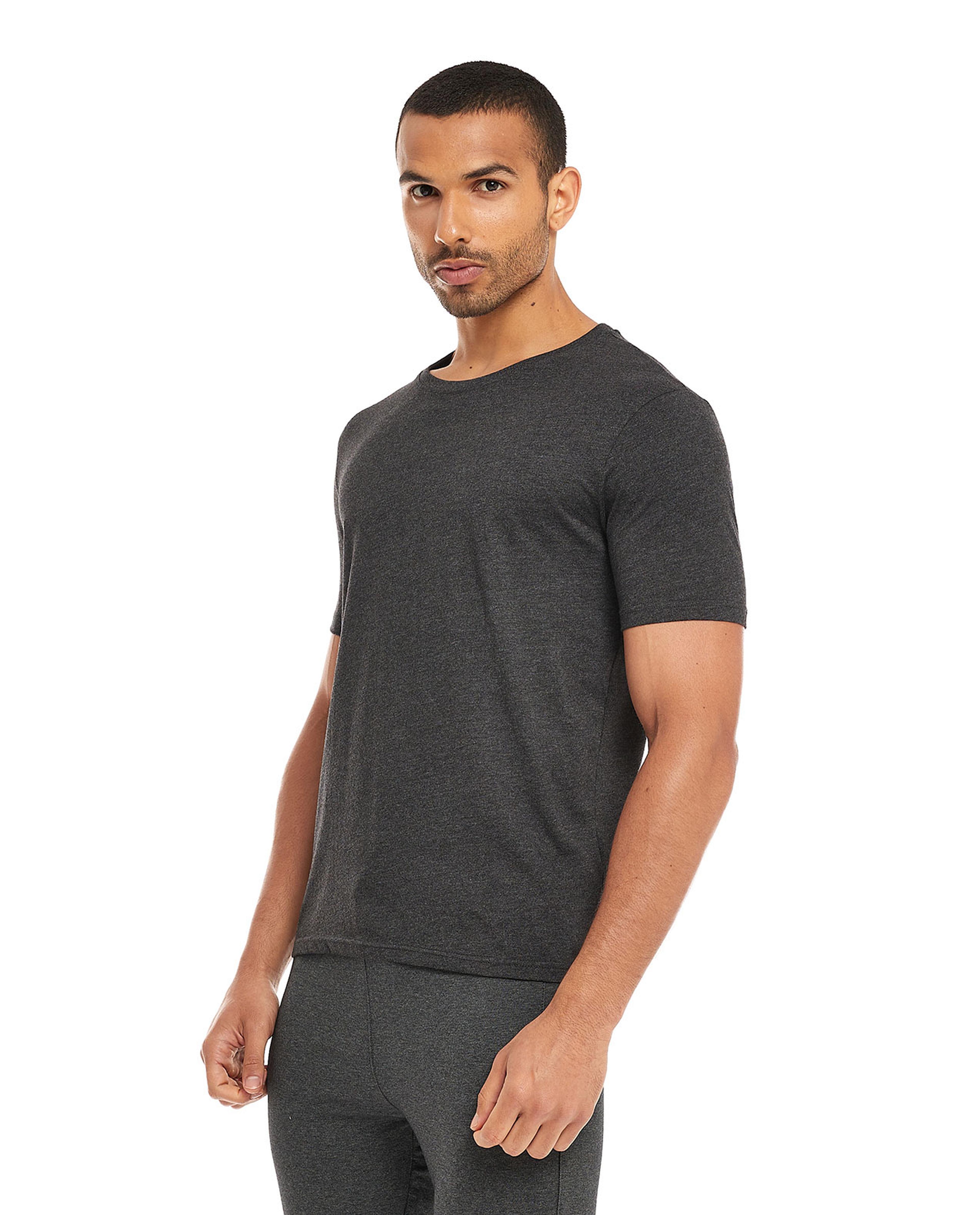 تيشيرت بأكمام قصيرة