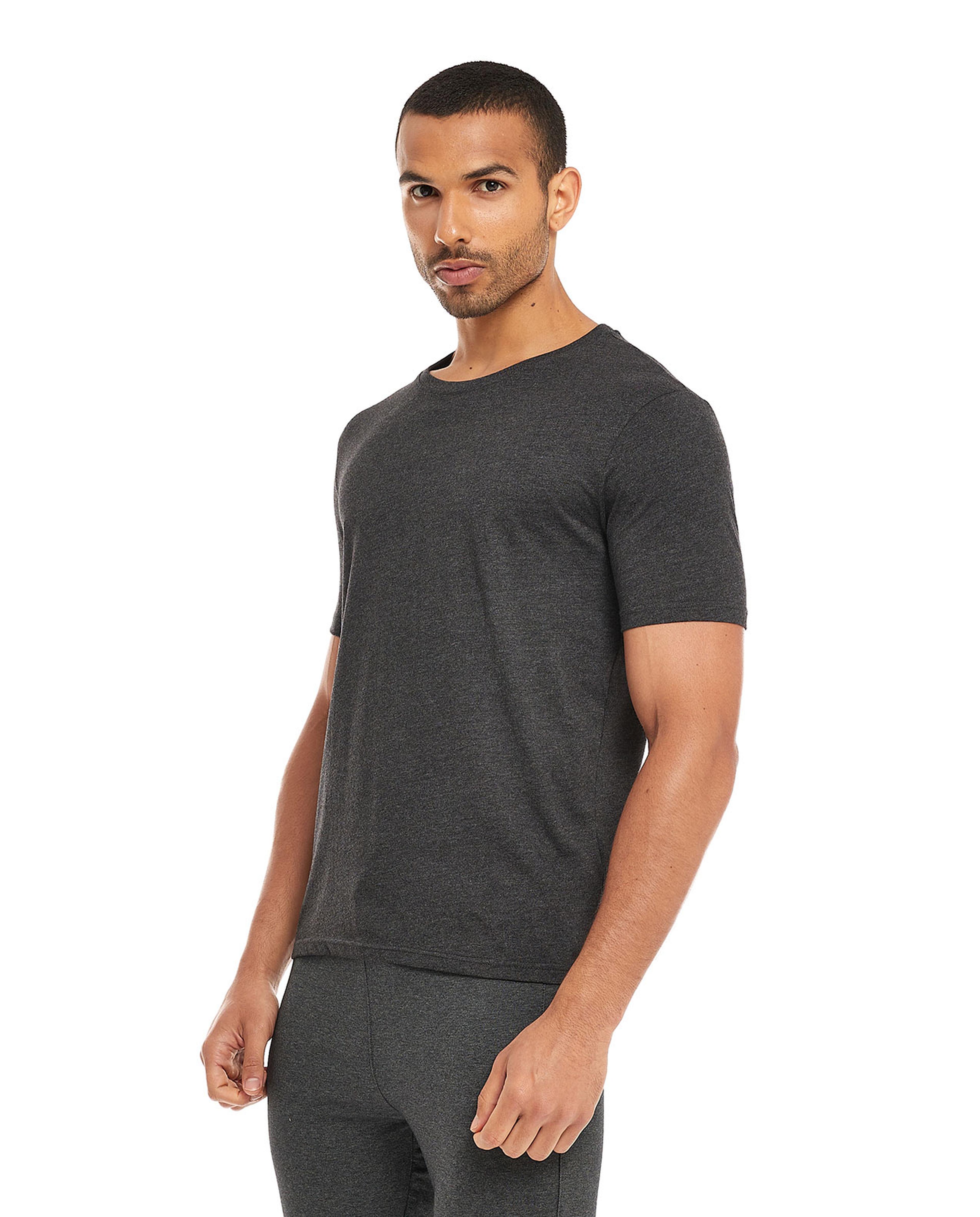 تيشيرت بأكمام قصيرة