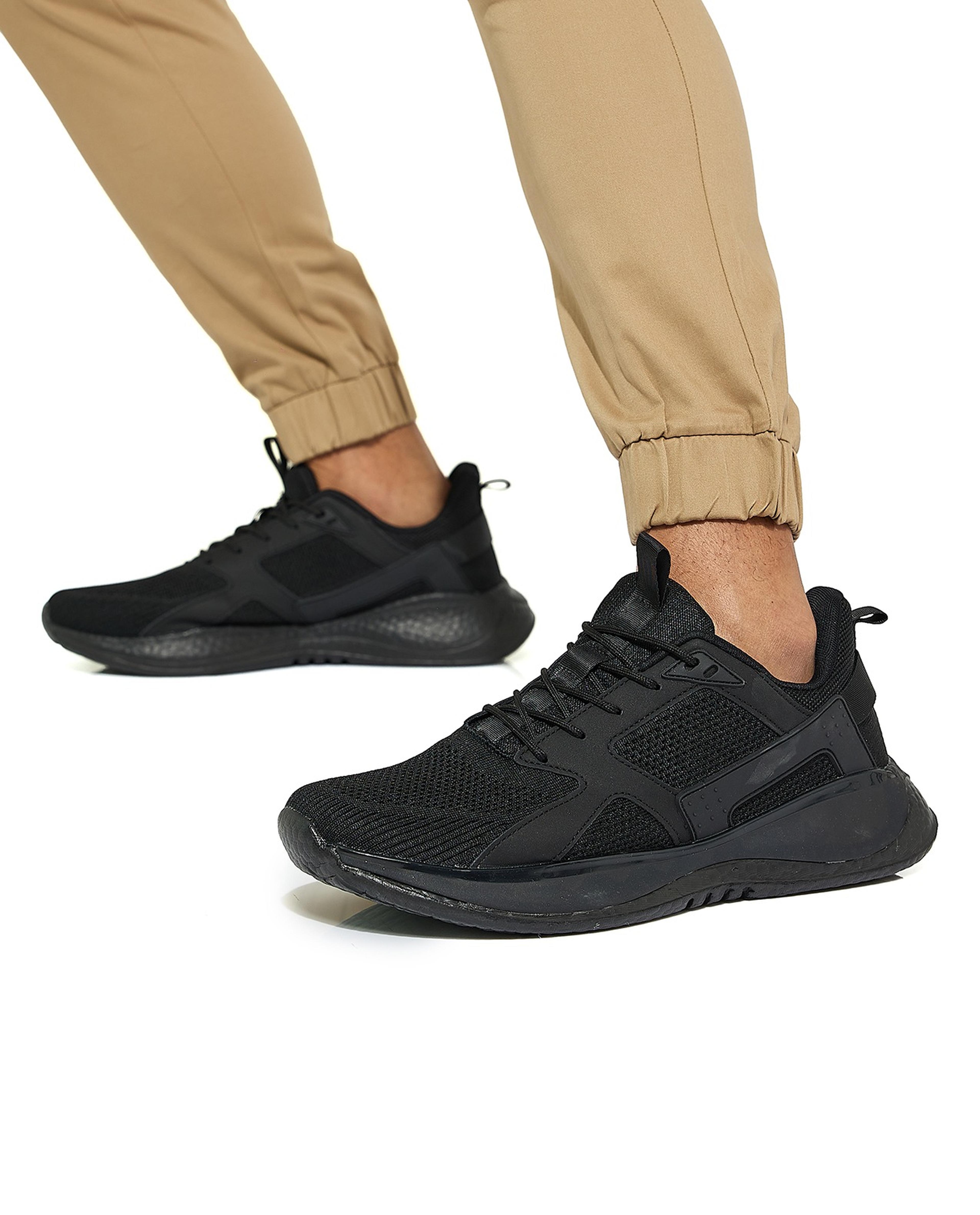 حذاء محبوك بأربطة