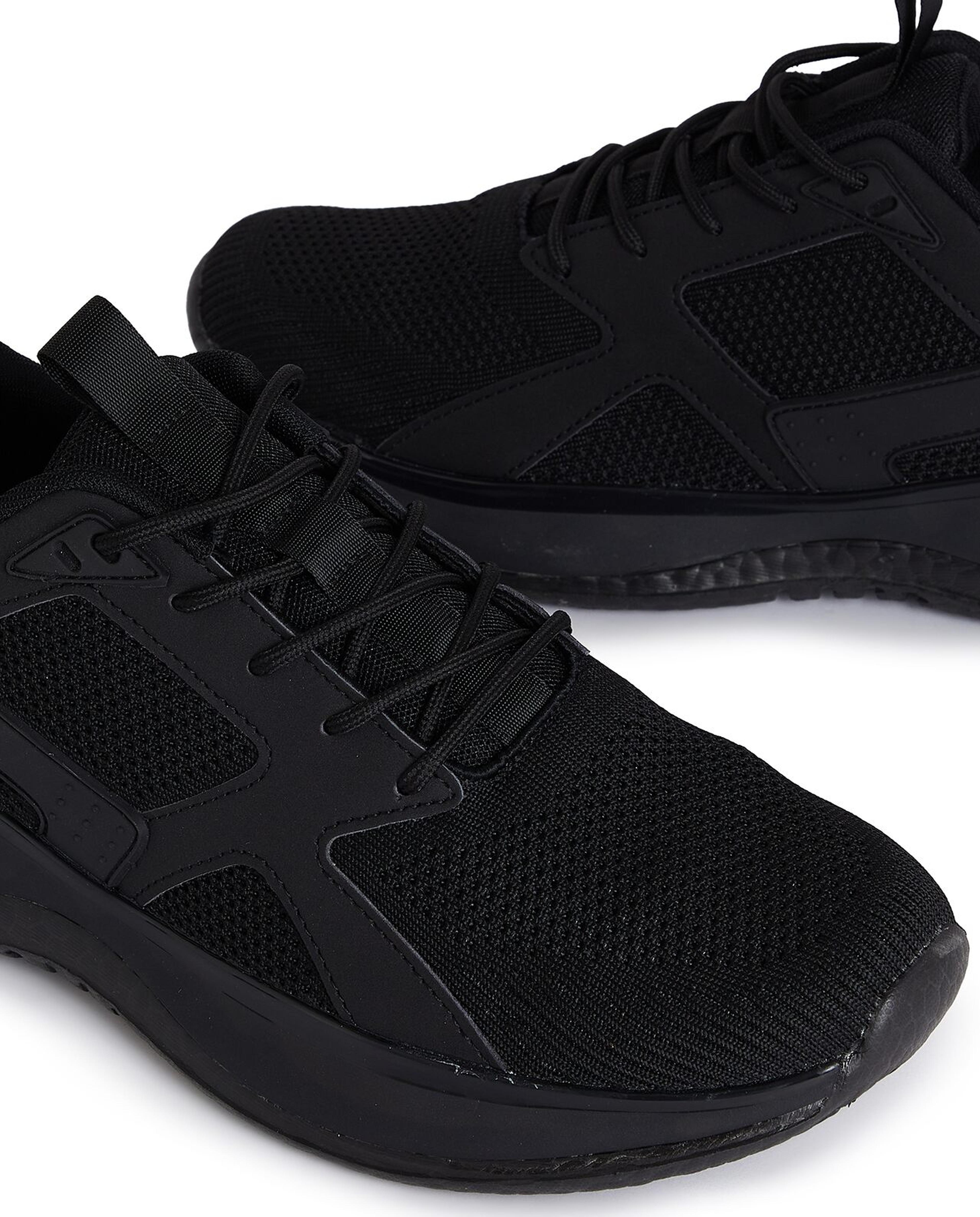 حذاء محبوك بأربطة