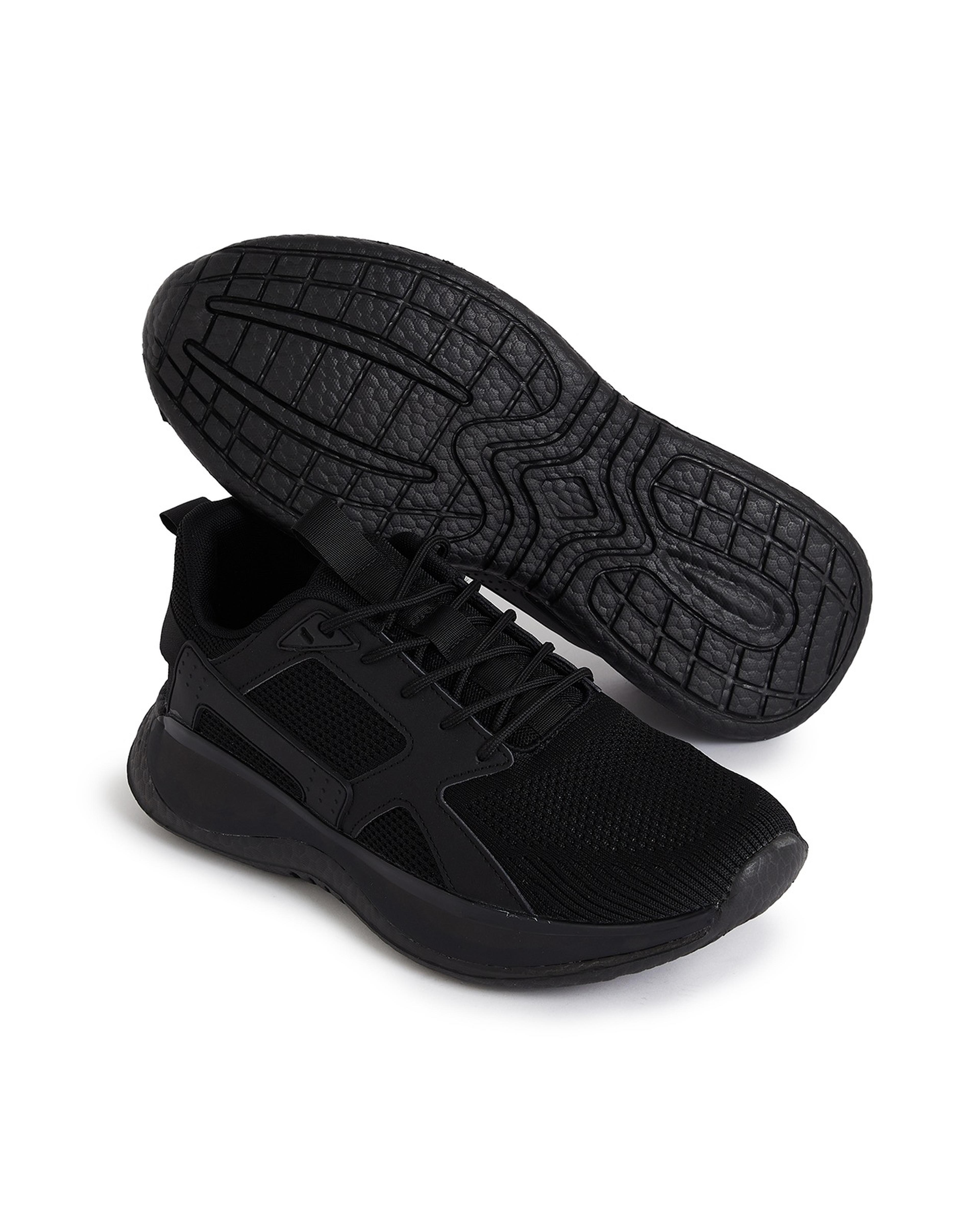 حذاء محبوك بأربطة