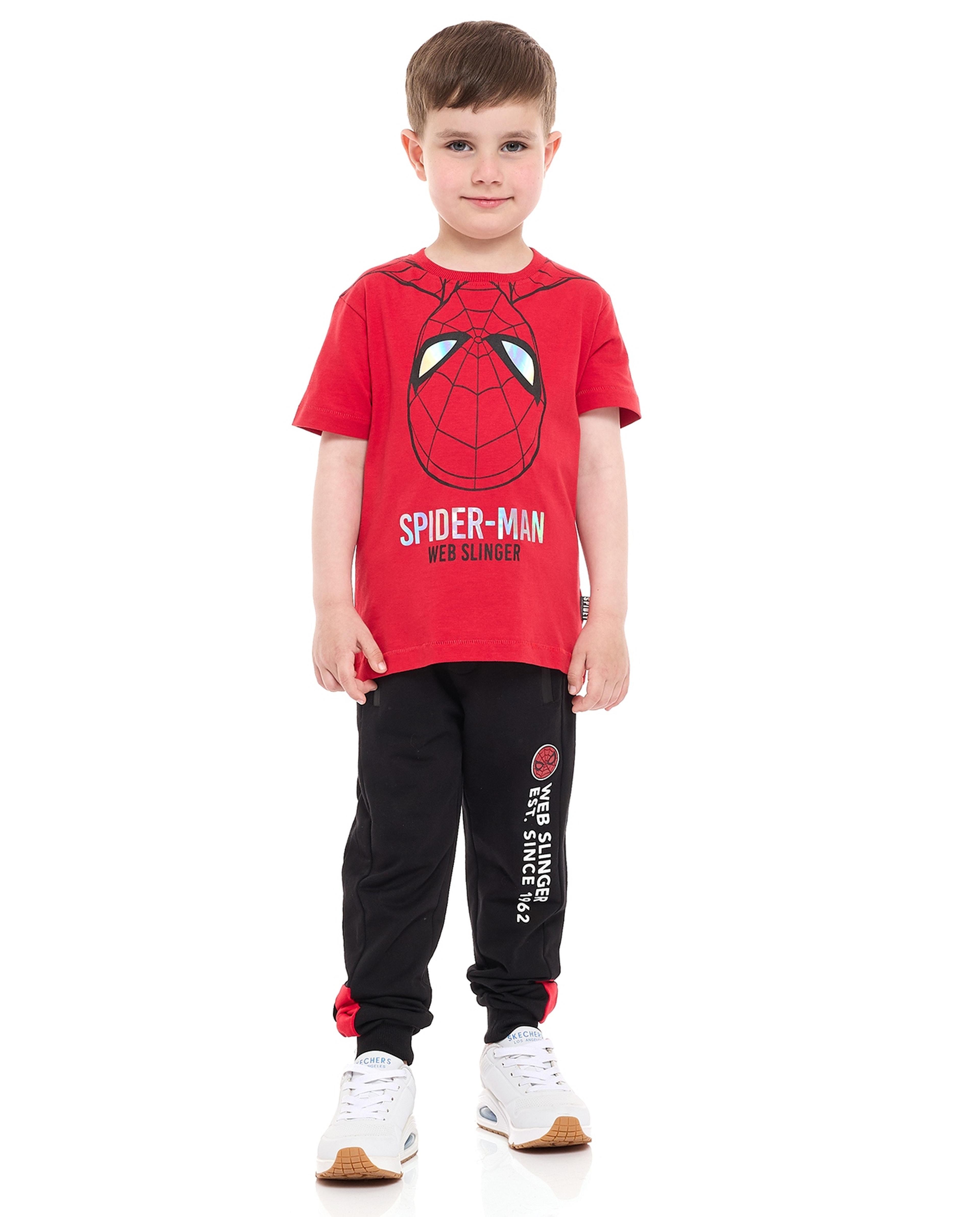 تيشيرت بأكمام قصيرة وطبعة