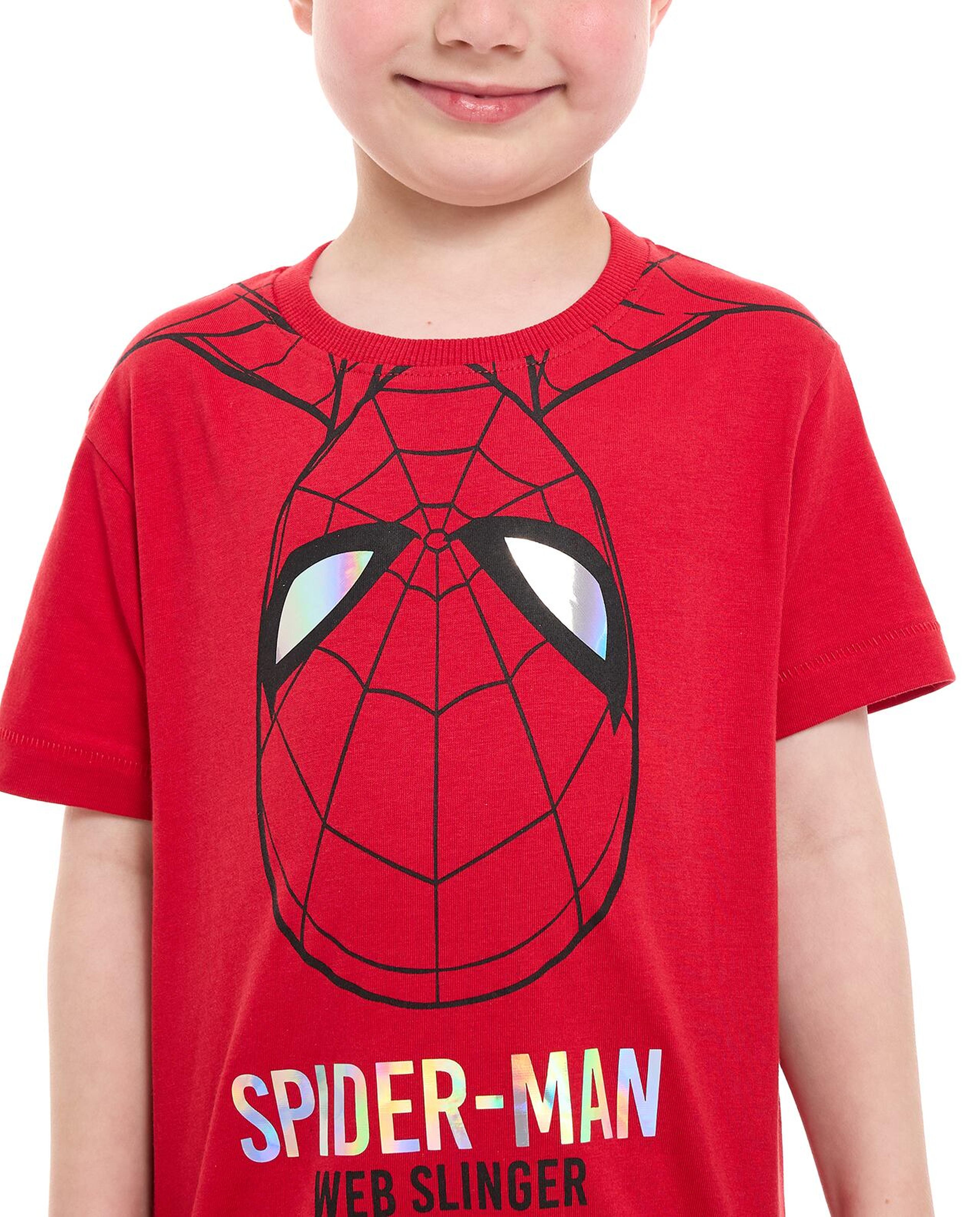 تيشيرت بأكمام قصيرة وطبعة