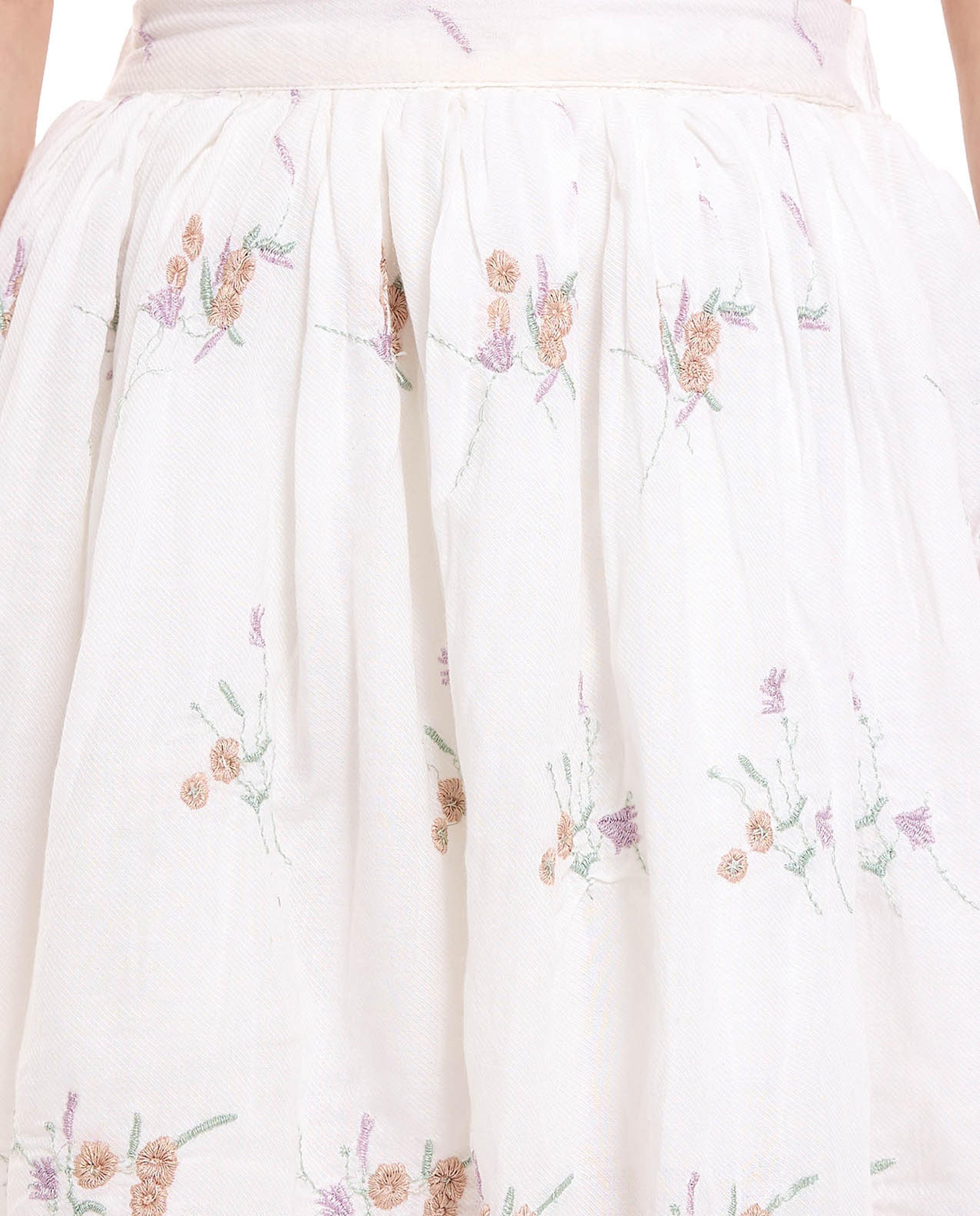 طقم توب مطرز وتنورة