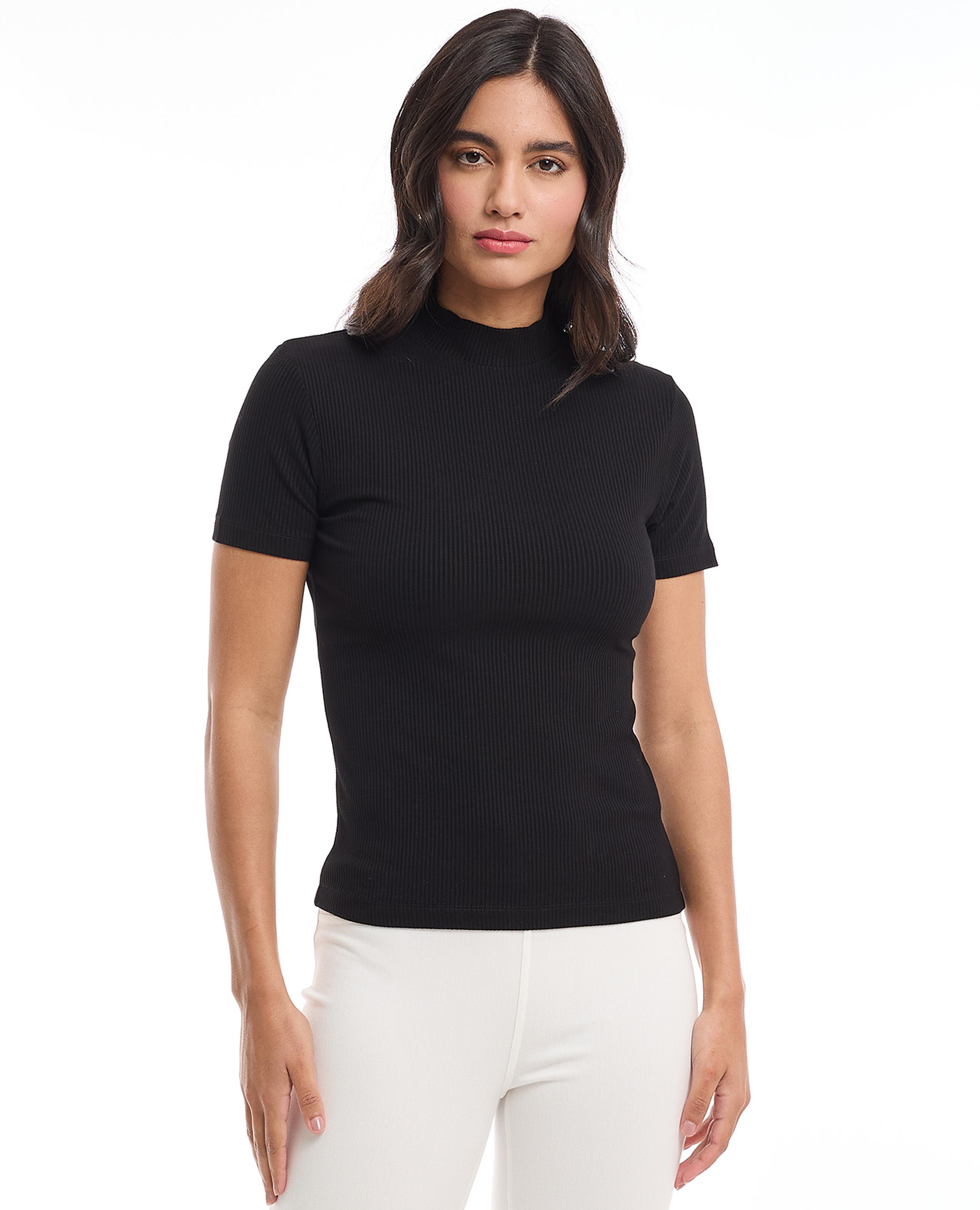 توب بياقة وهمية وأكمام قصيرة