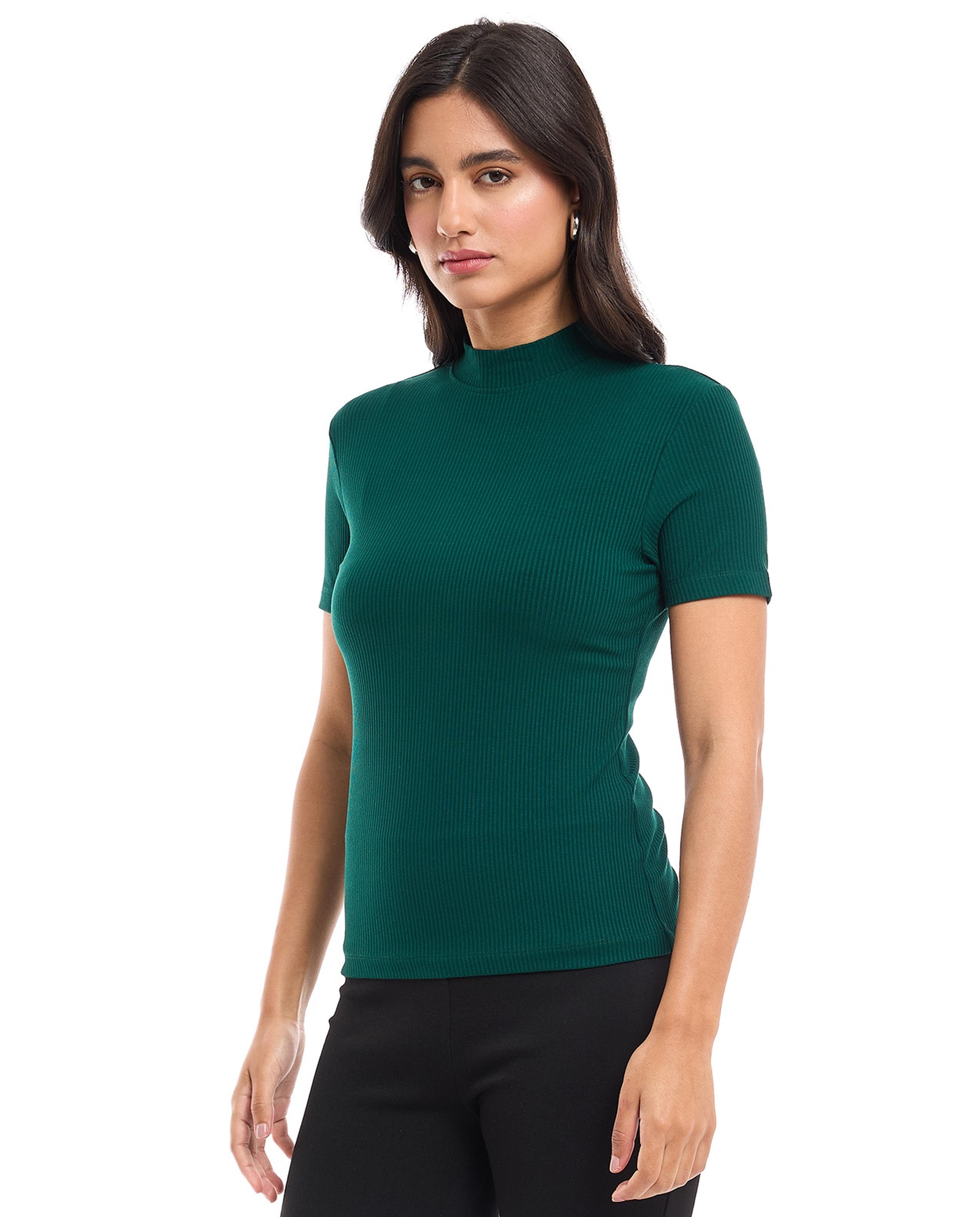 توب بياقة وهمية وأكمام قصيرة