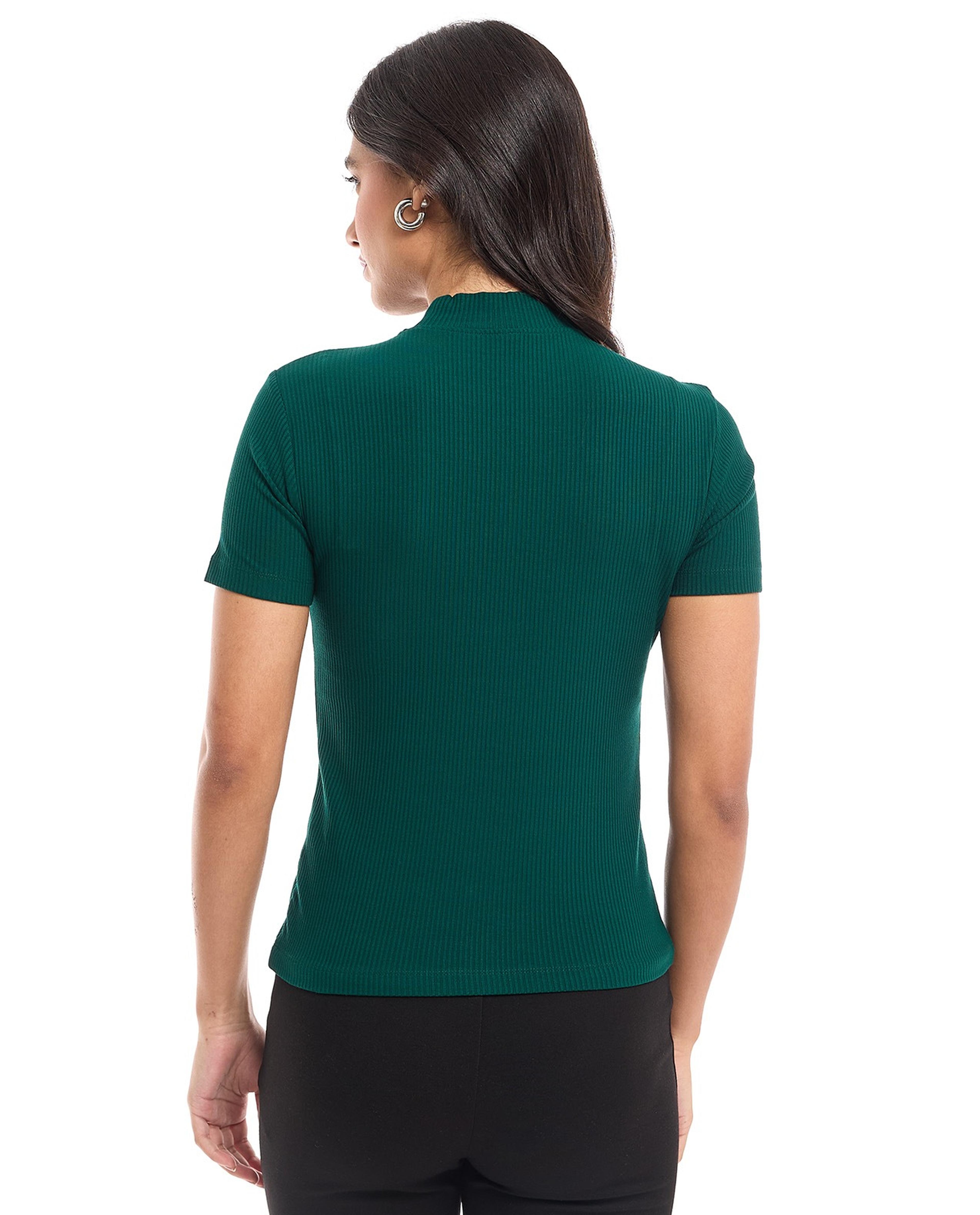 توب بياقة وهمية وأكمام قصيرة