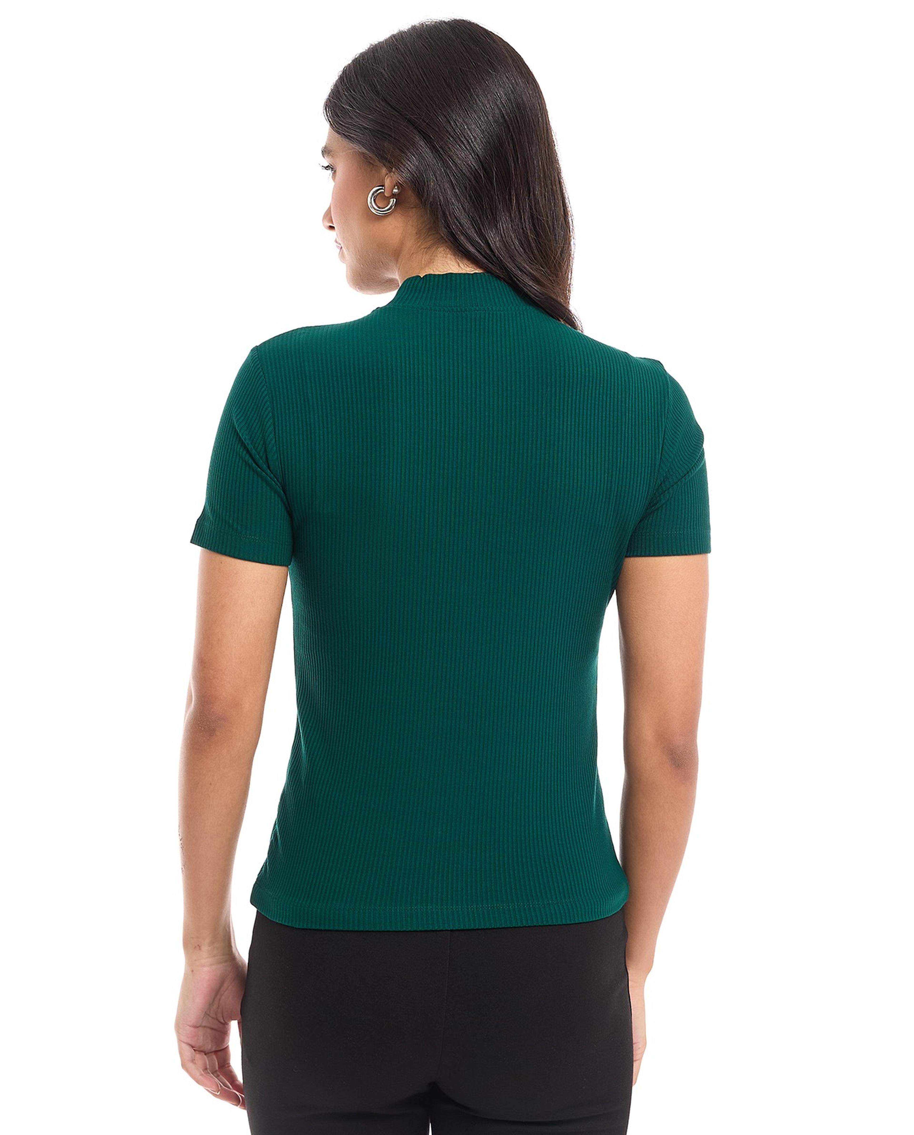 توب بياقة وهمية وأكمام قصيرة