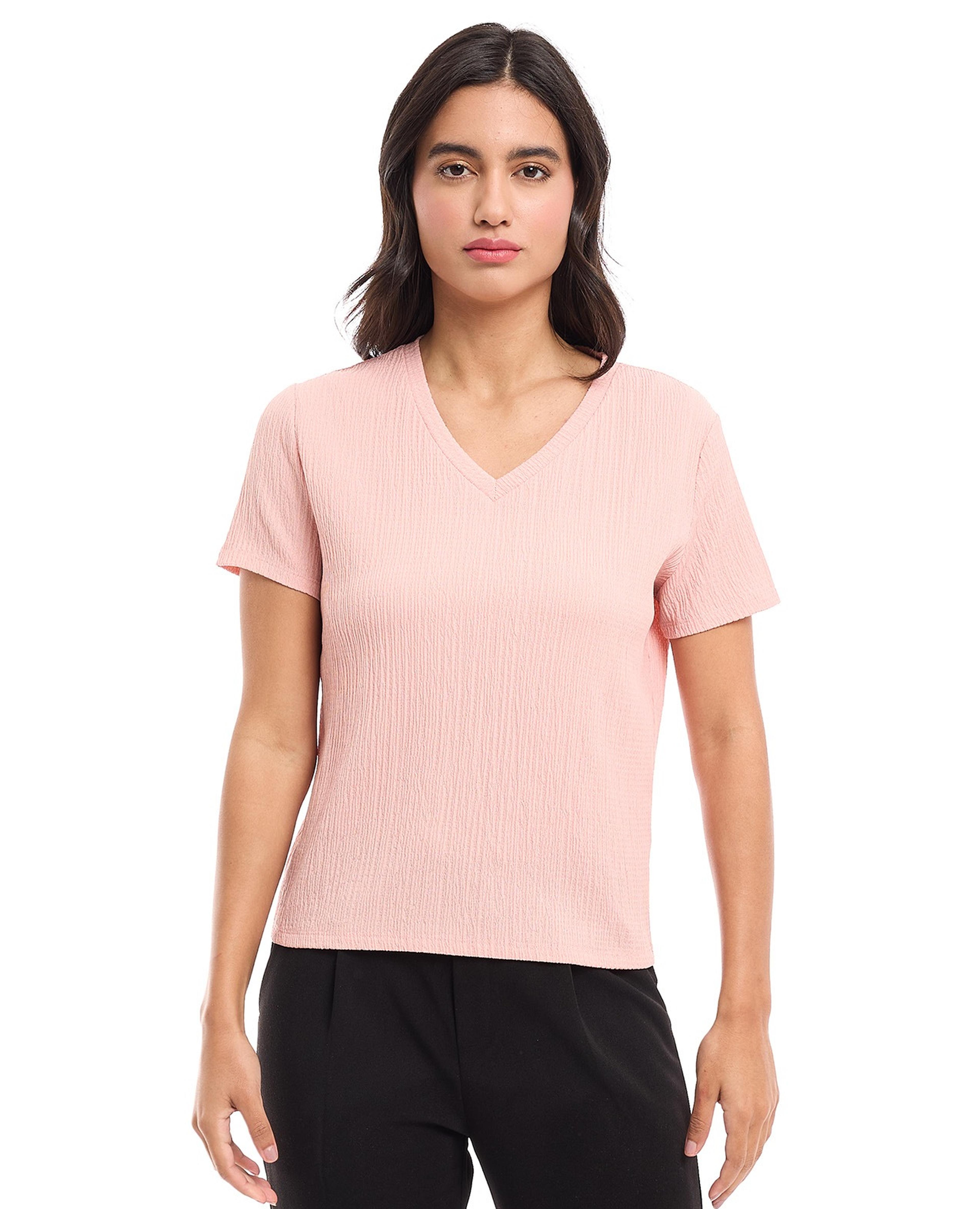 توب بأكمام قصيرة ونقشة بارزة