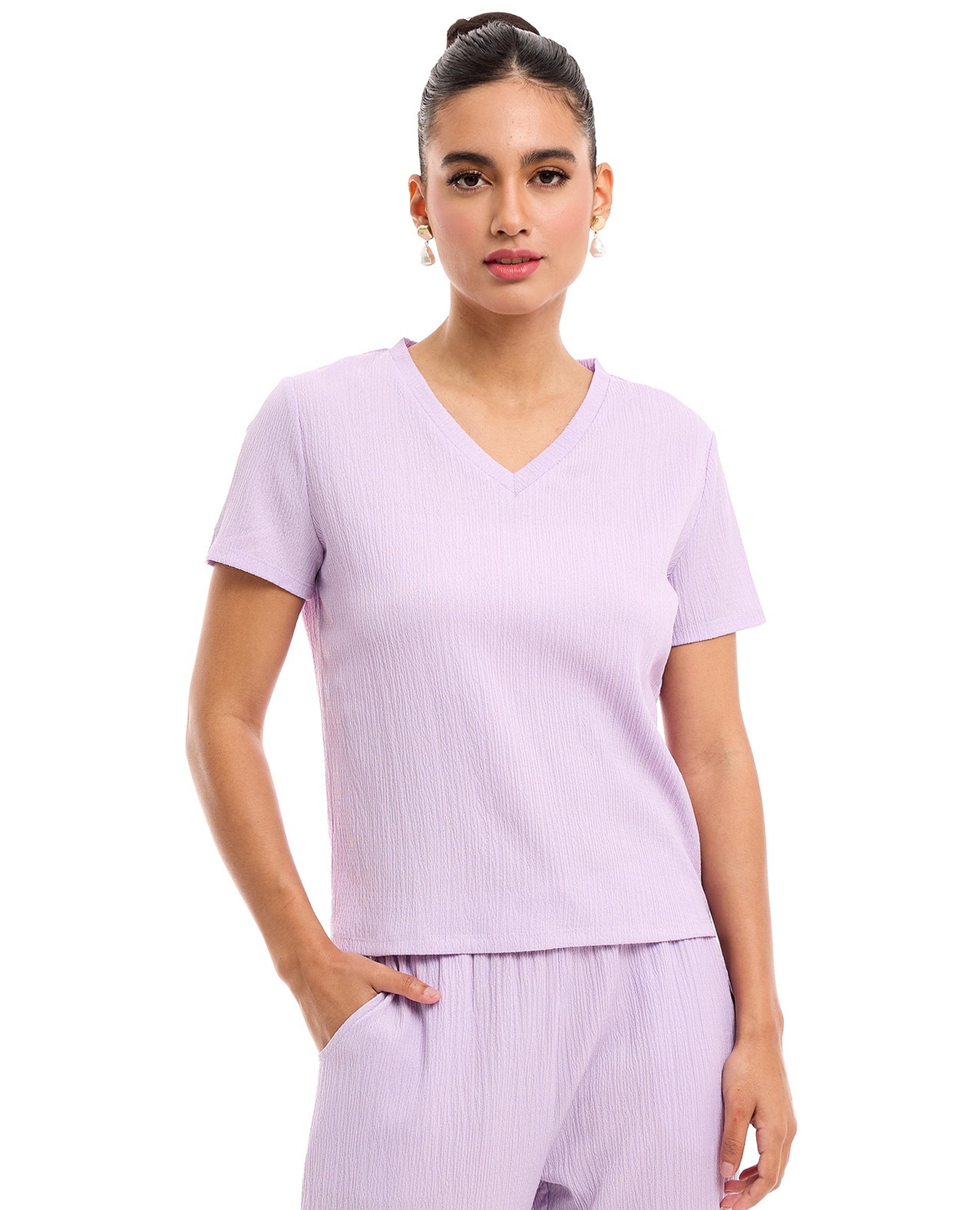 توب بأكمام قصيرة ونقشة بارزة