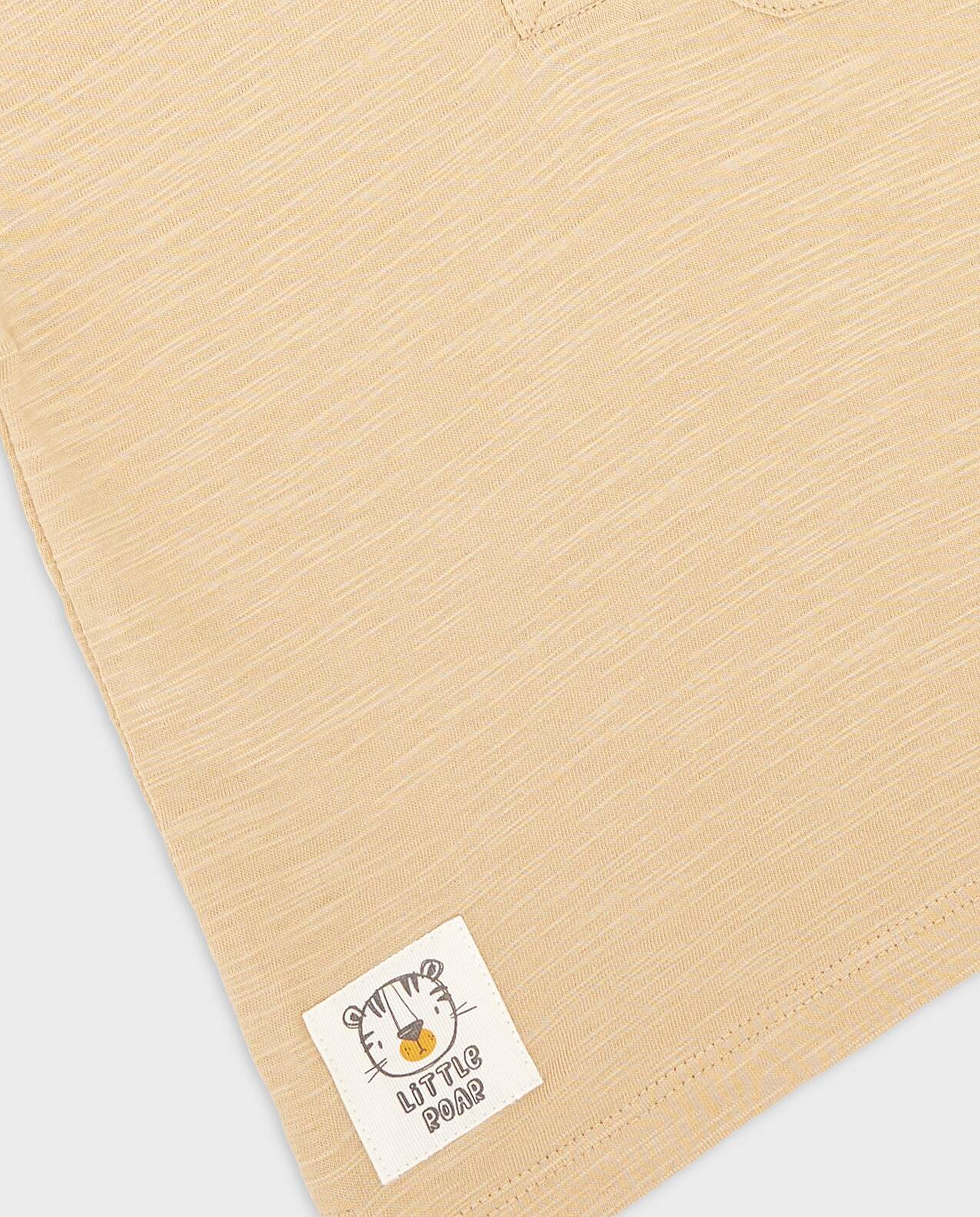 تيشيرت بياقة مستديرة وأكمام قصيرة