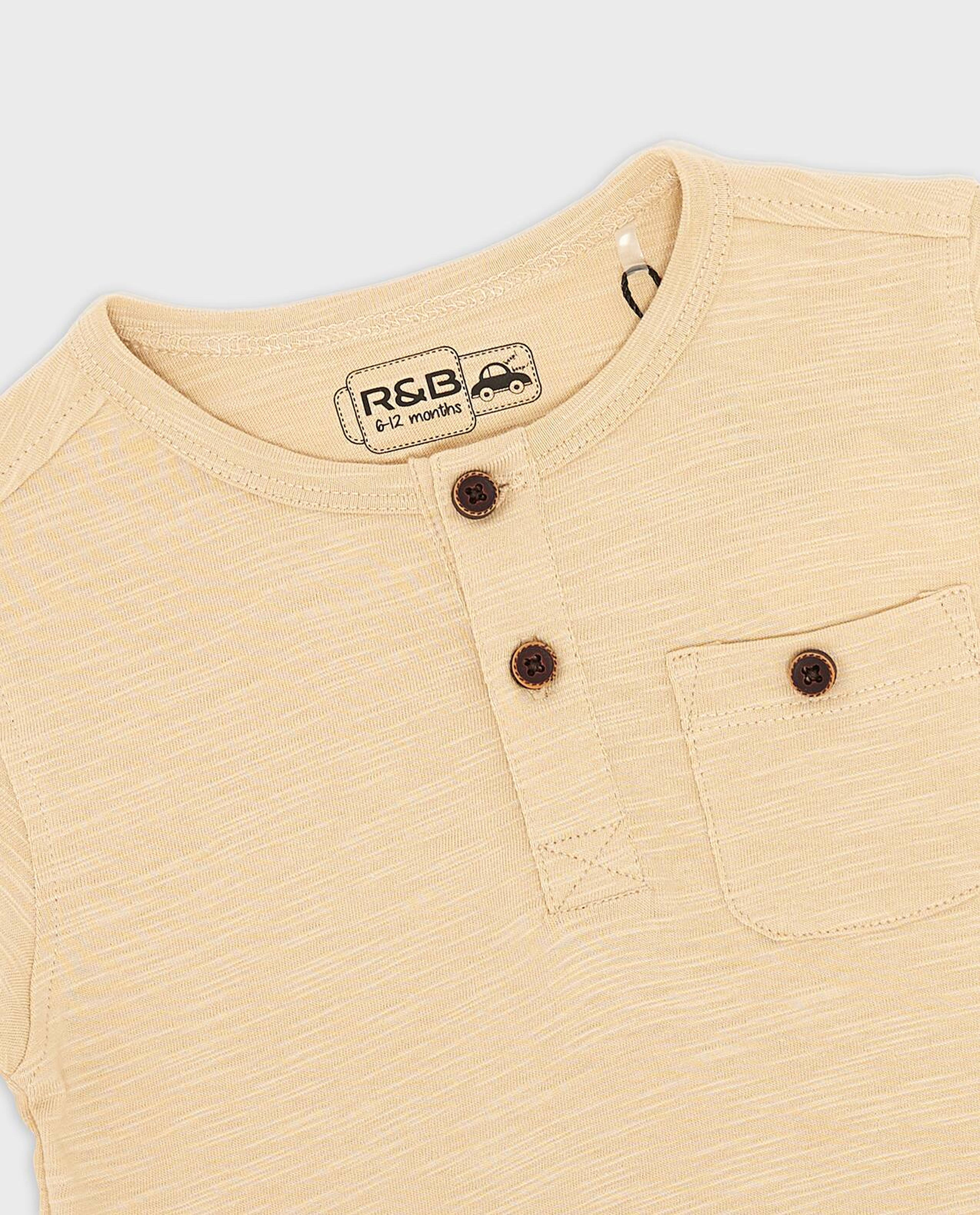 تيشيرت بياقة مستديرة وأكمام قصيرة