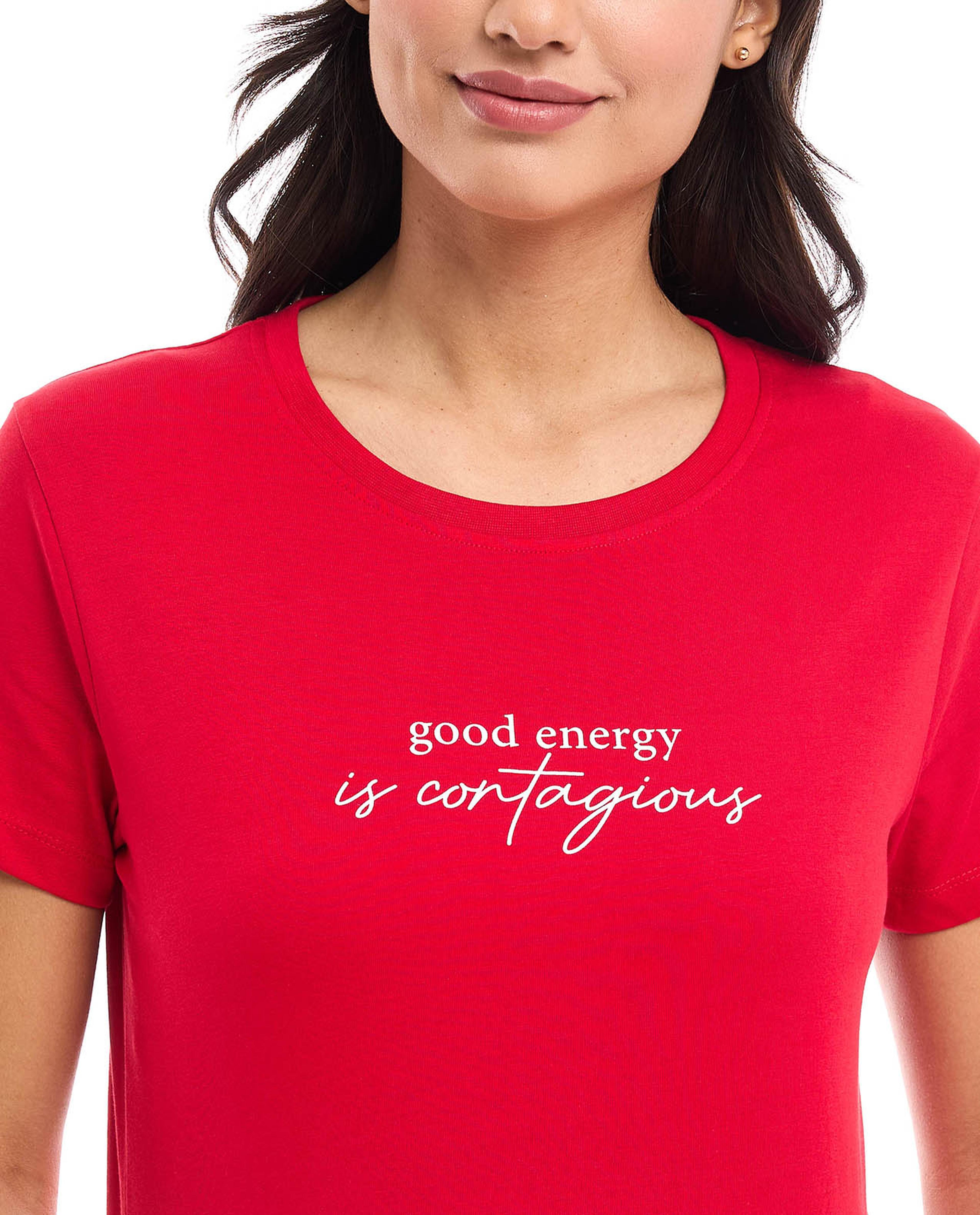 تيشيرت بياقة مستديرة وأكمام قصيرة وطبعة