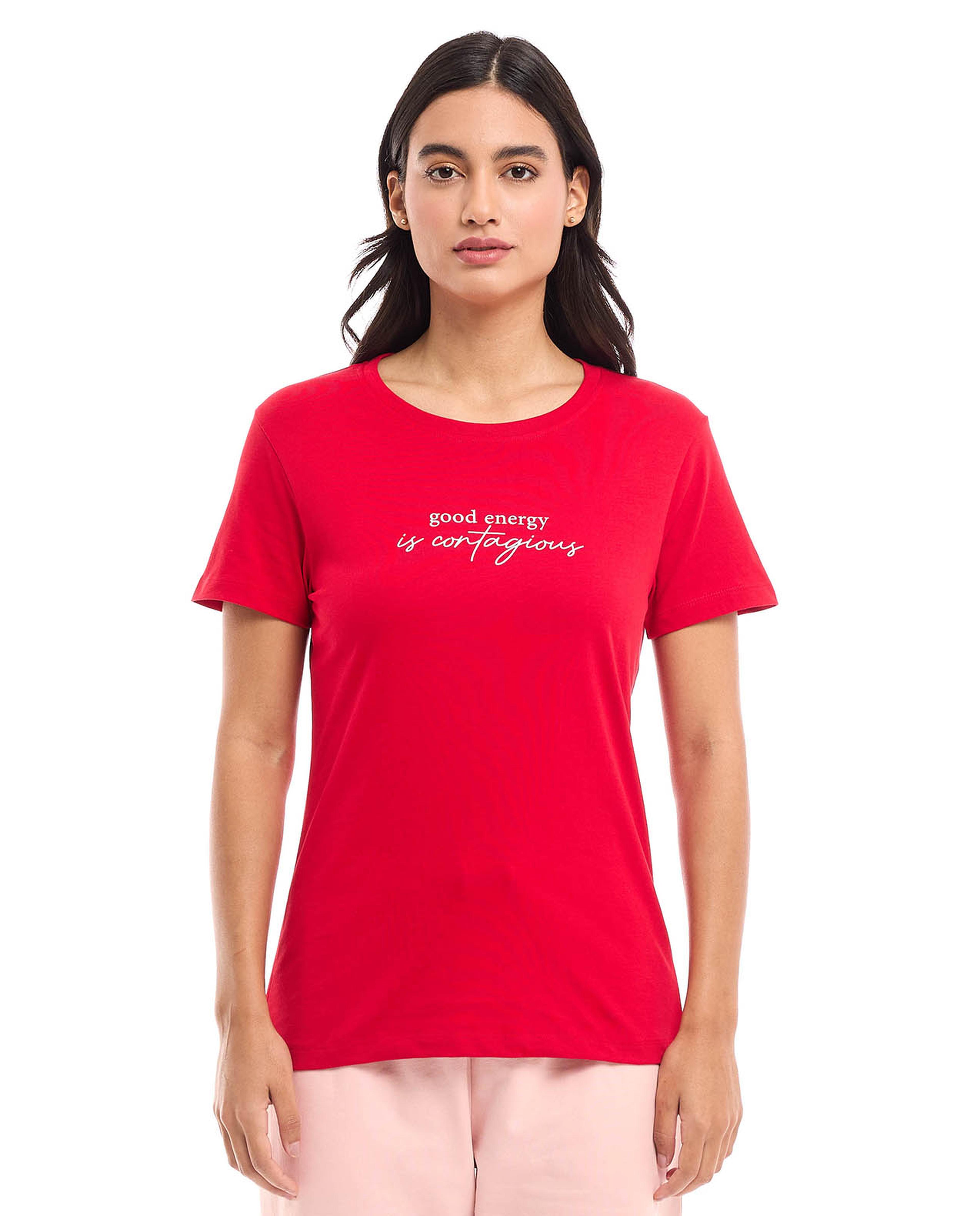 تيشيرت بياقة مستديرة وأكمام قصيرة وطبعة