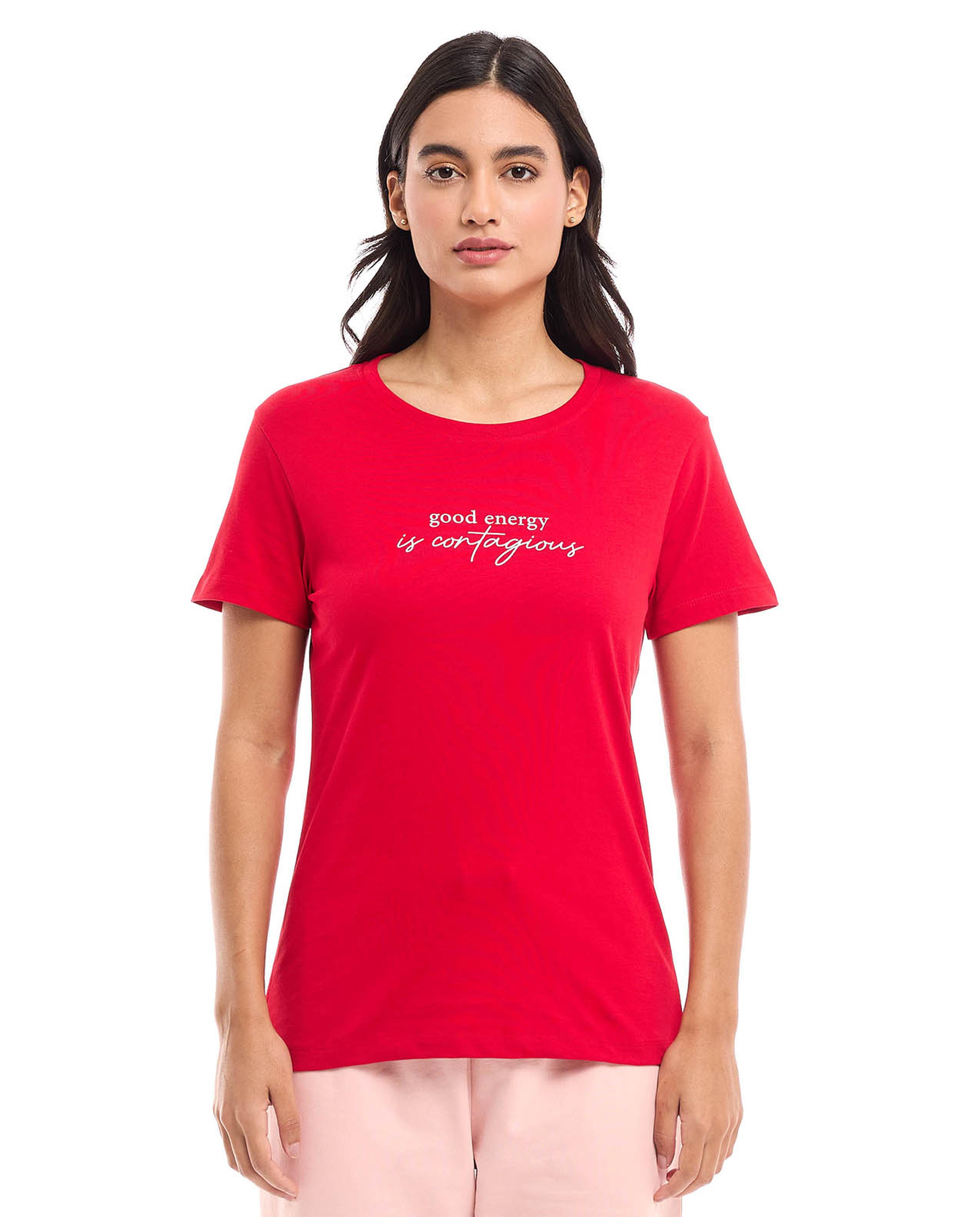 تيشيرت بياقة مستديرة وأكمام قصيرة وطبعة