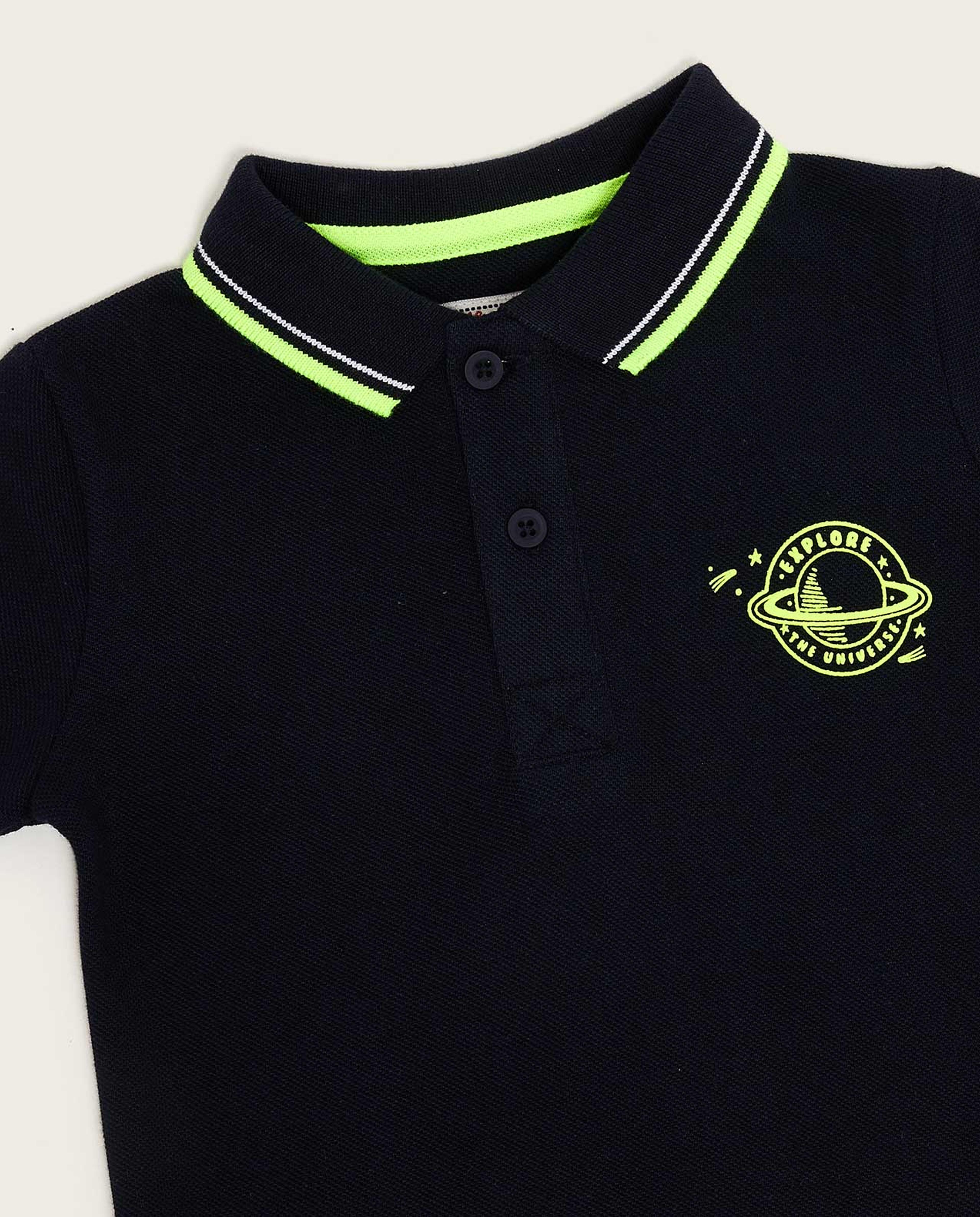 تيشيرت بولو بطبعة وأكمام قصيرة