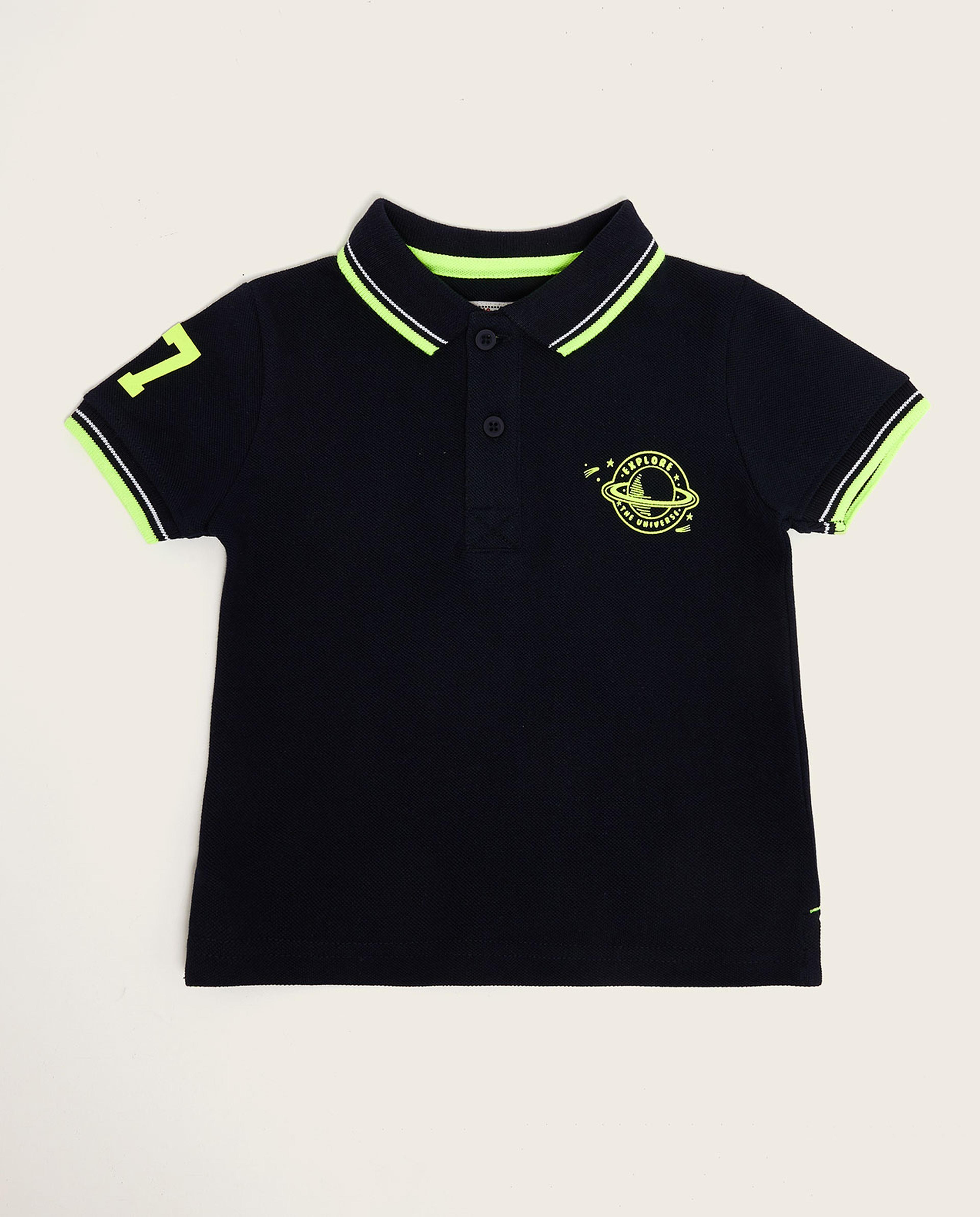 تيشيرت بولو بطبعة وأكمام قصيرة