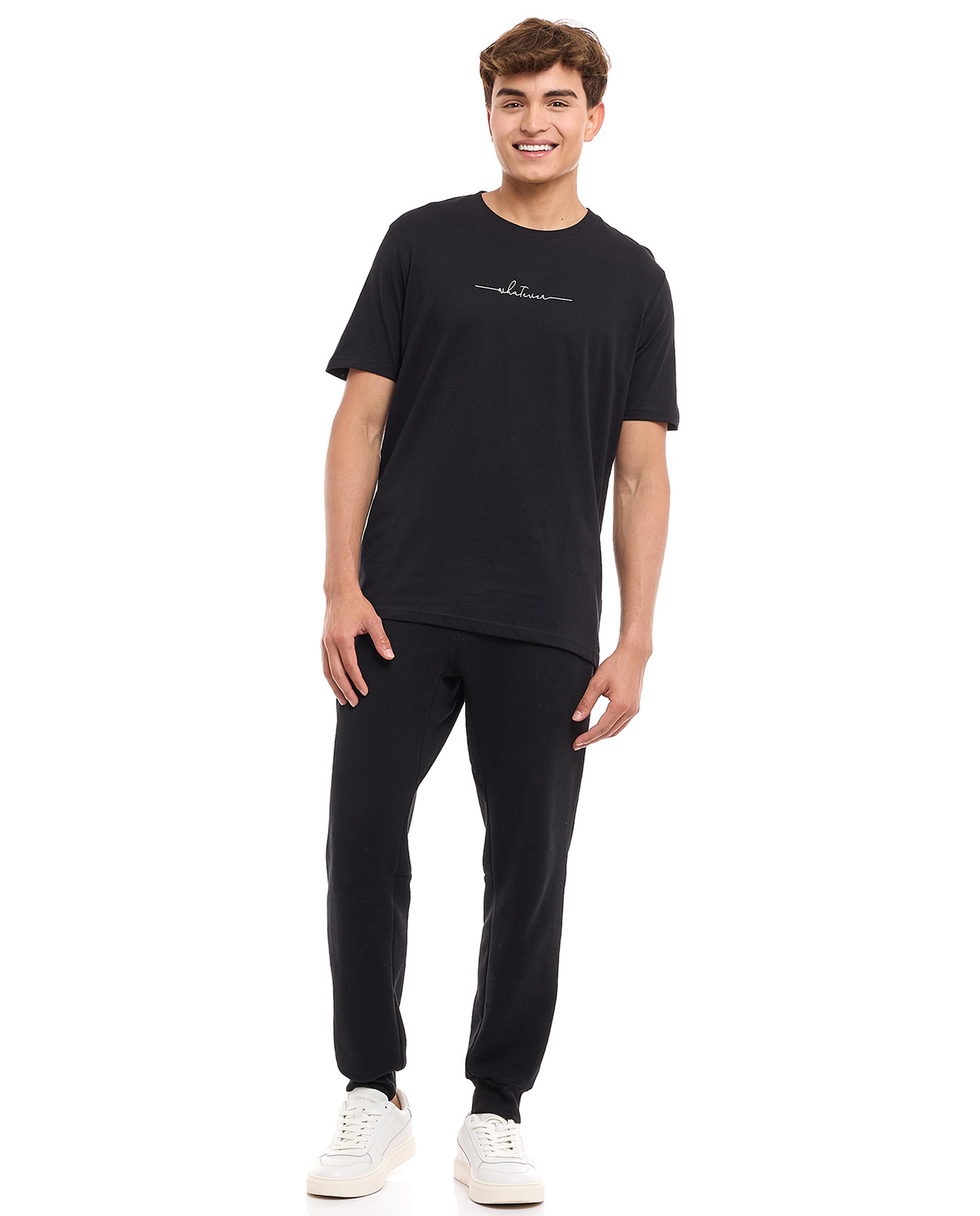 تيشيرت بأكمام قصيرة وياقة دائرية و طبعة