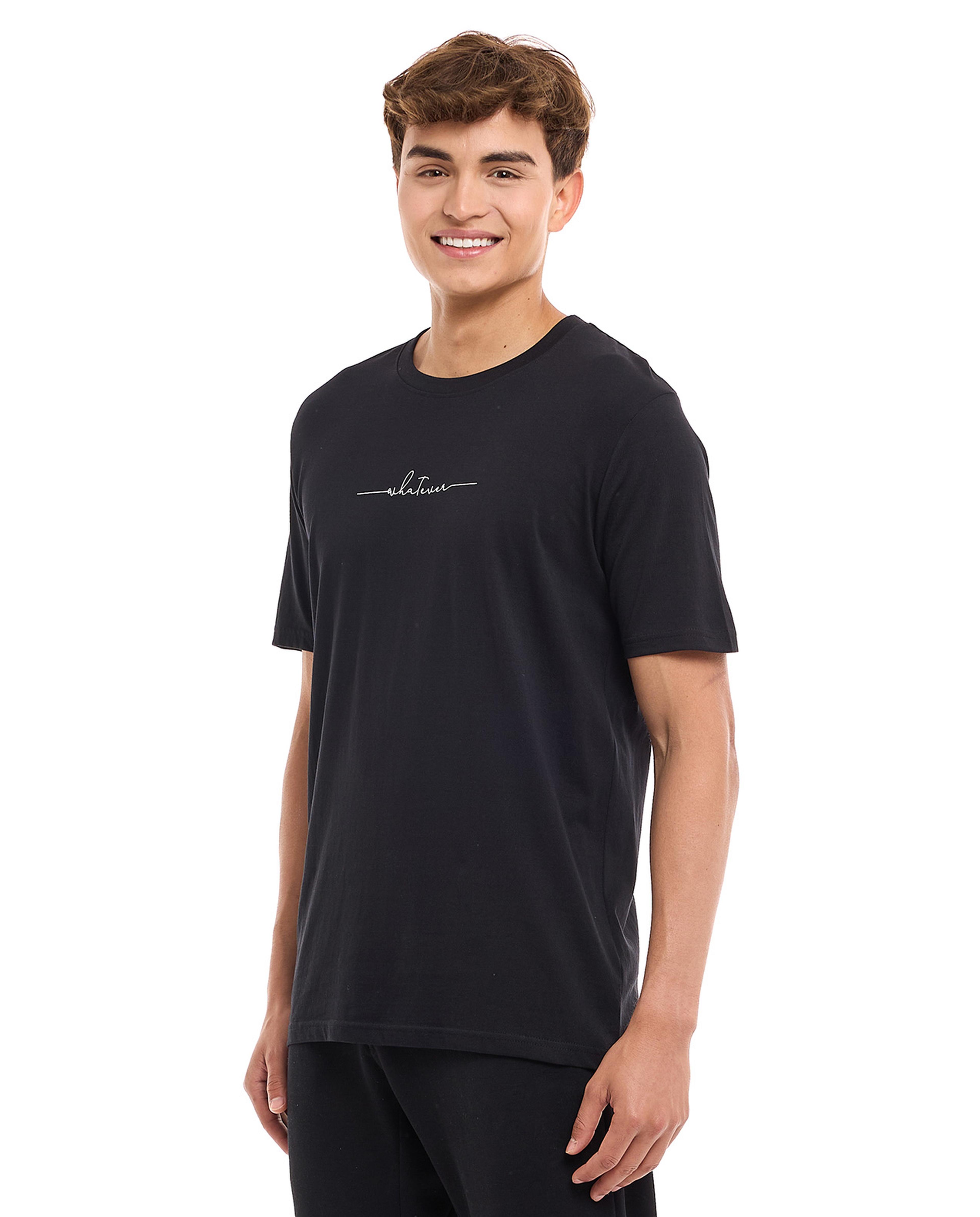 تيشيرت بأكمام قصيرة وياقة دائرية و طبعة