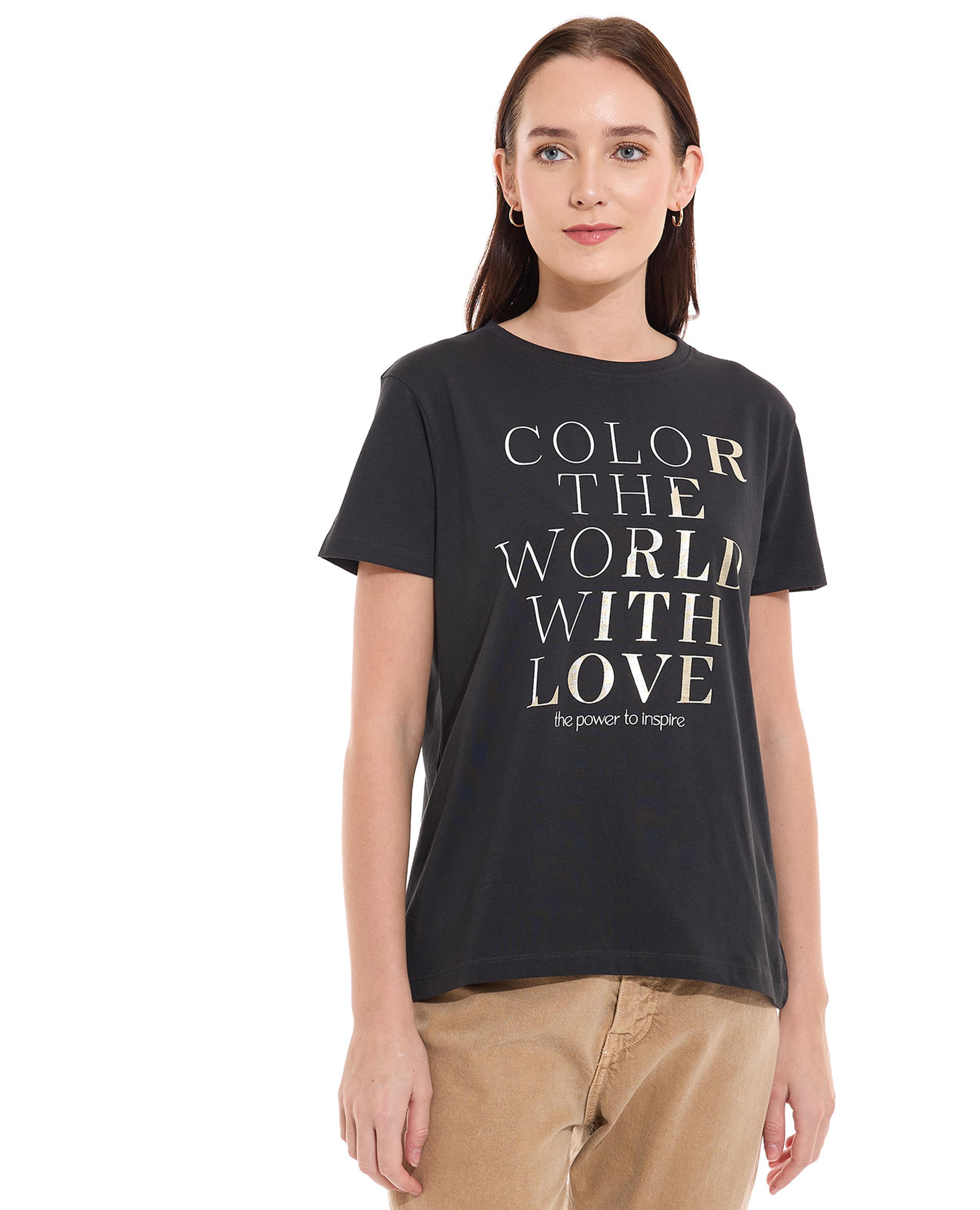 تيشيرت بياقة دائرية وأكمام قصيرة بطبعة فويل