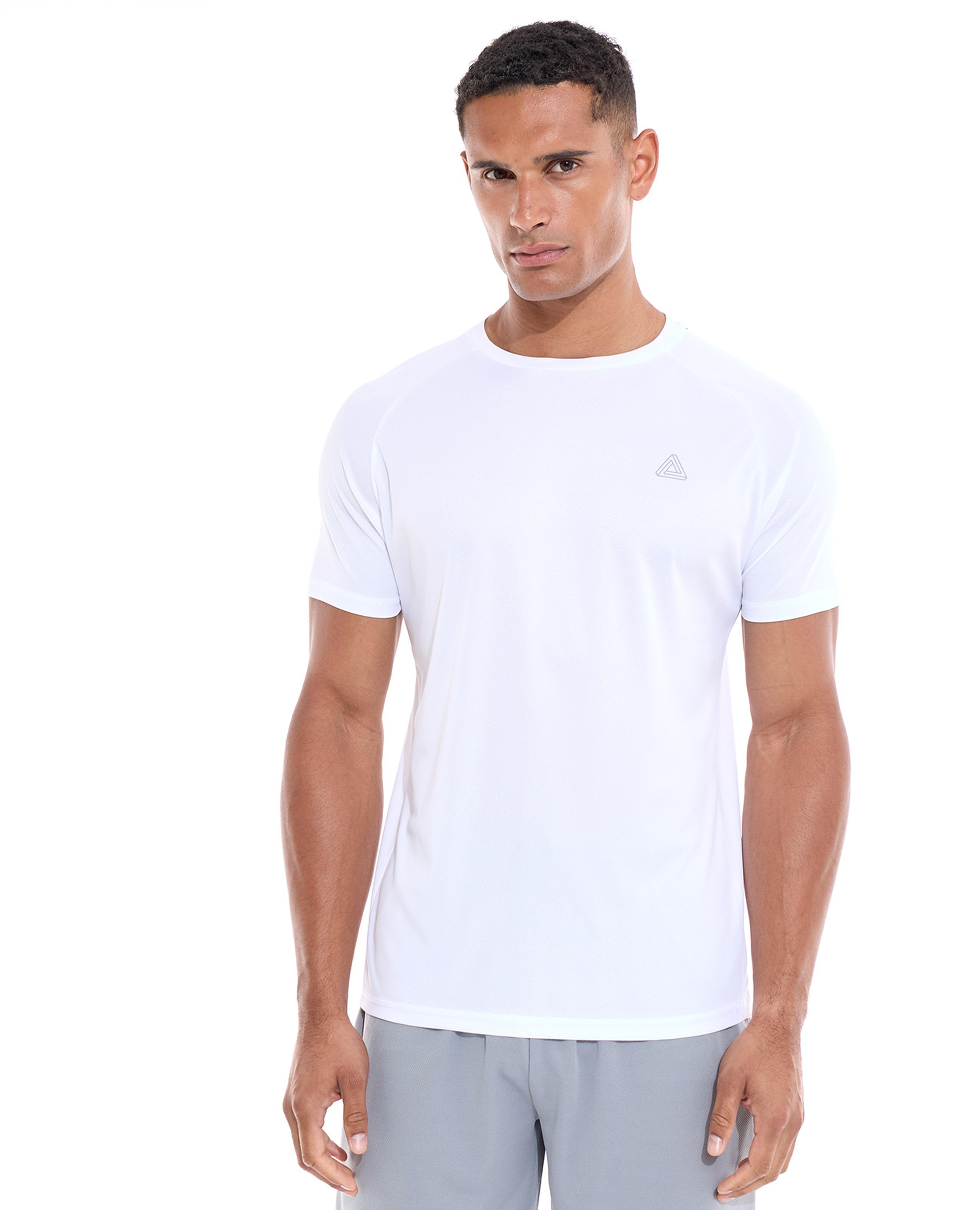 تيشيرت رياضي بأكمام قصيرة ورقبة مستديرة