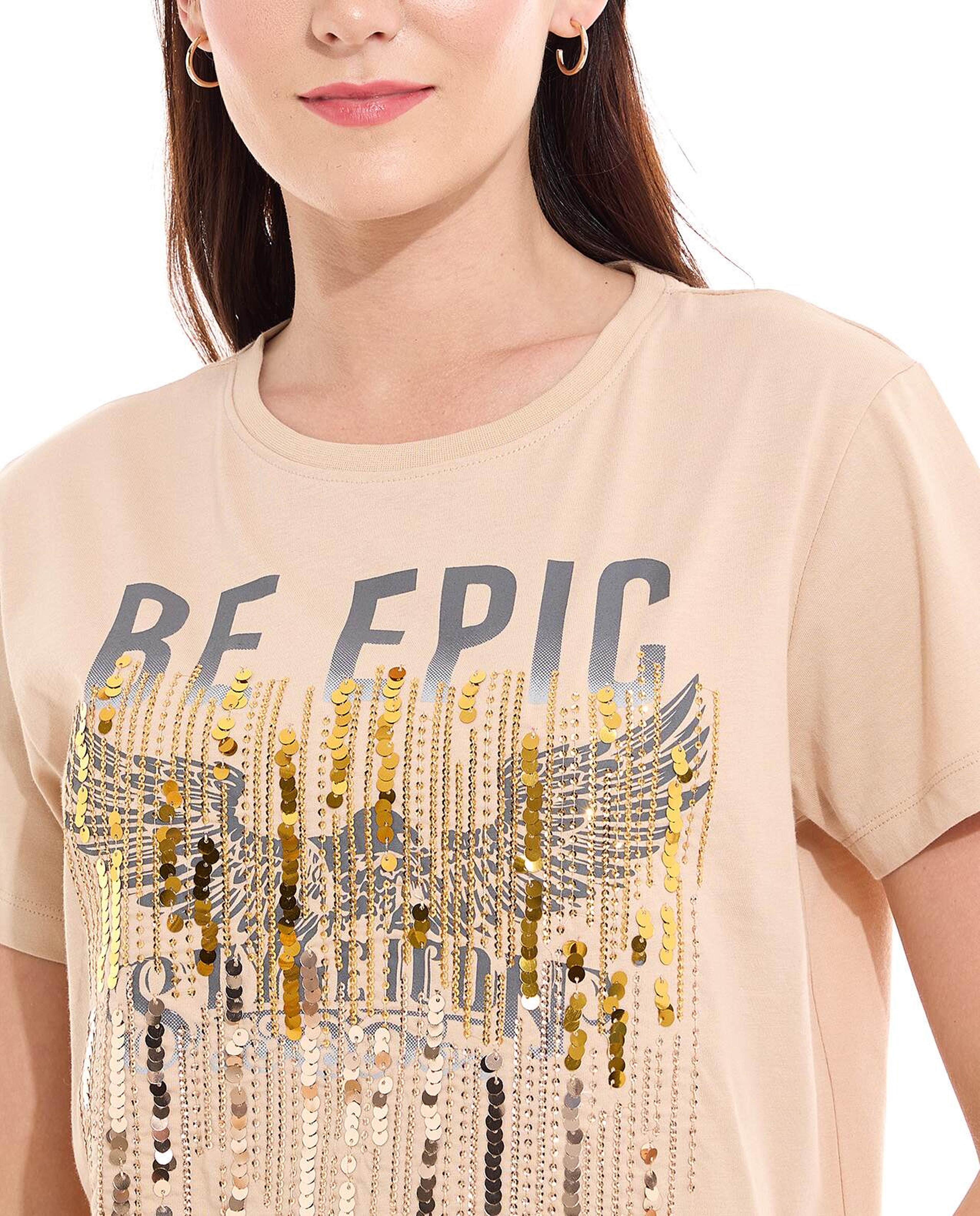 تيشيرت بأكمام قصيرة ورقبة مستديرة و طبعة جرافيك