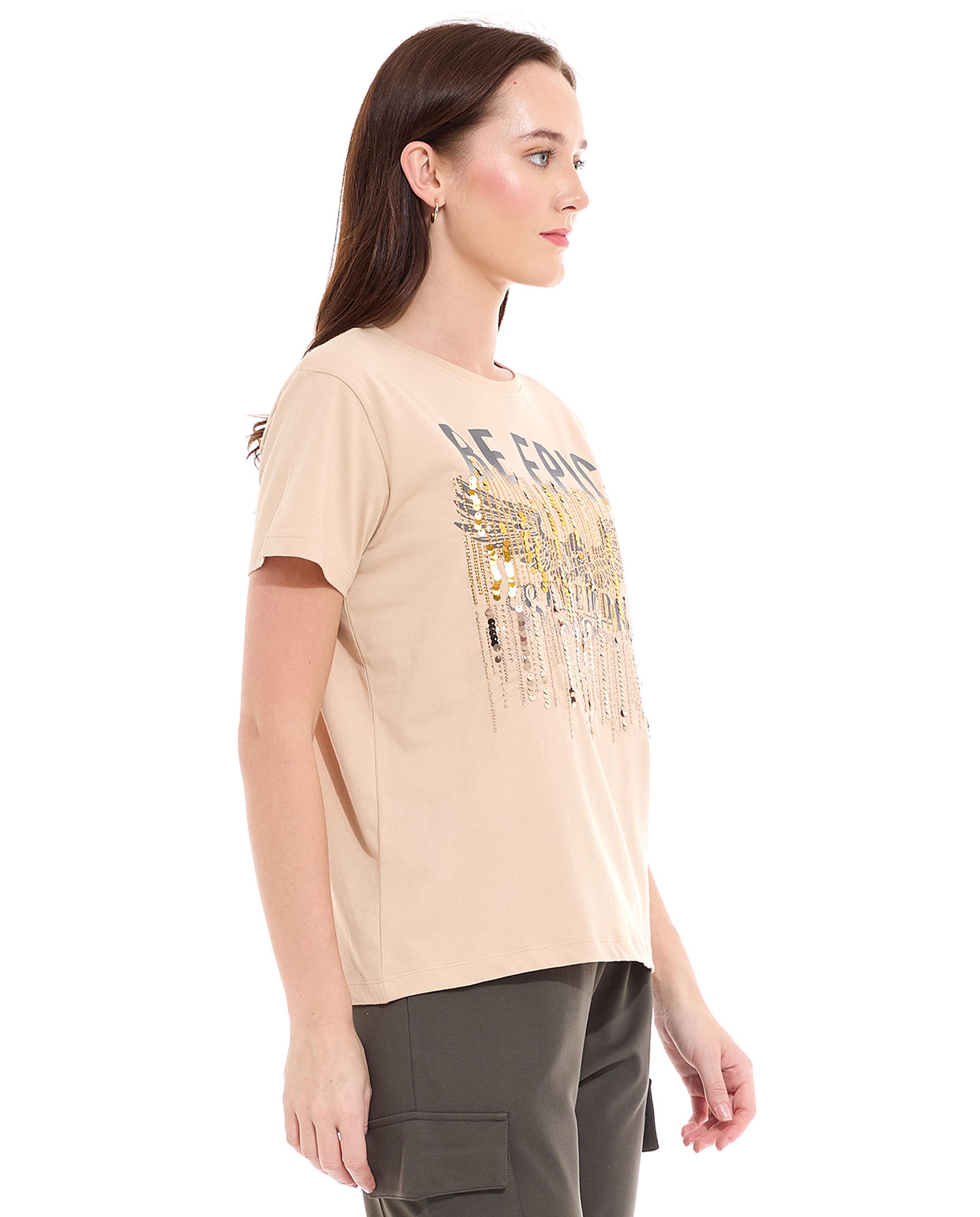 تيشيرت بأكمام قصيرة ورقبة مستديرة و طبعة جرافيك