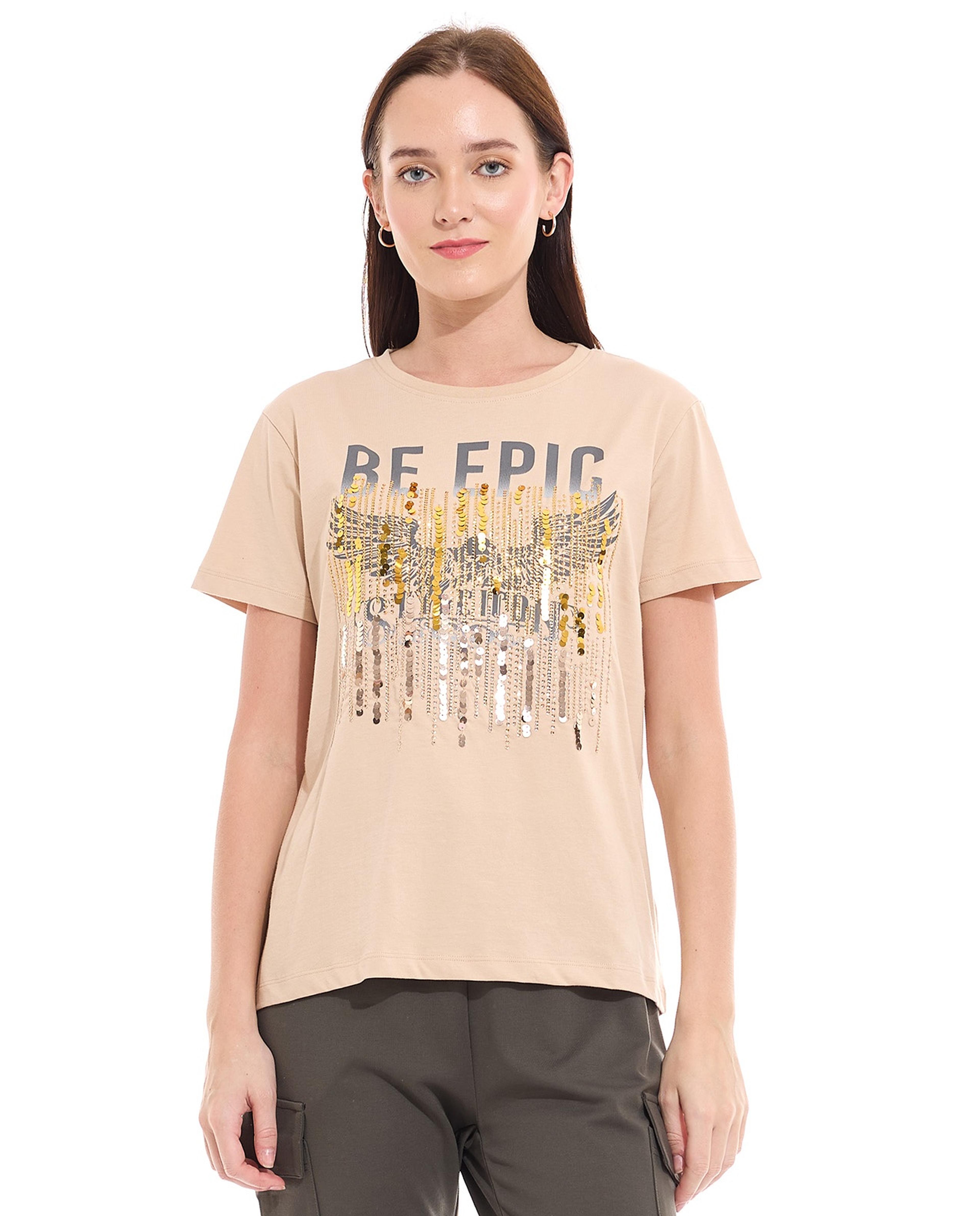 تيشيرت بأكمام قصيرة ورقبة مستديرة و طبعة جرافيك