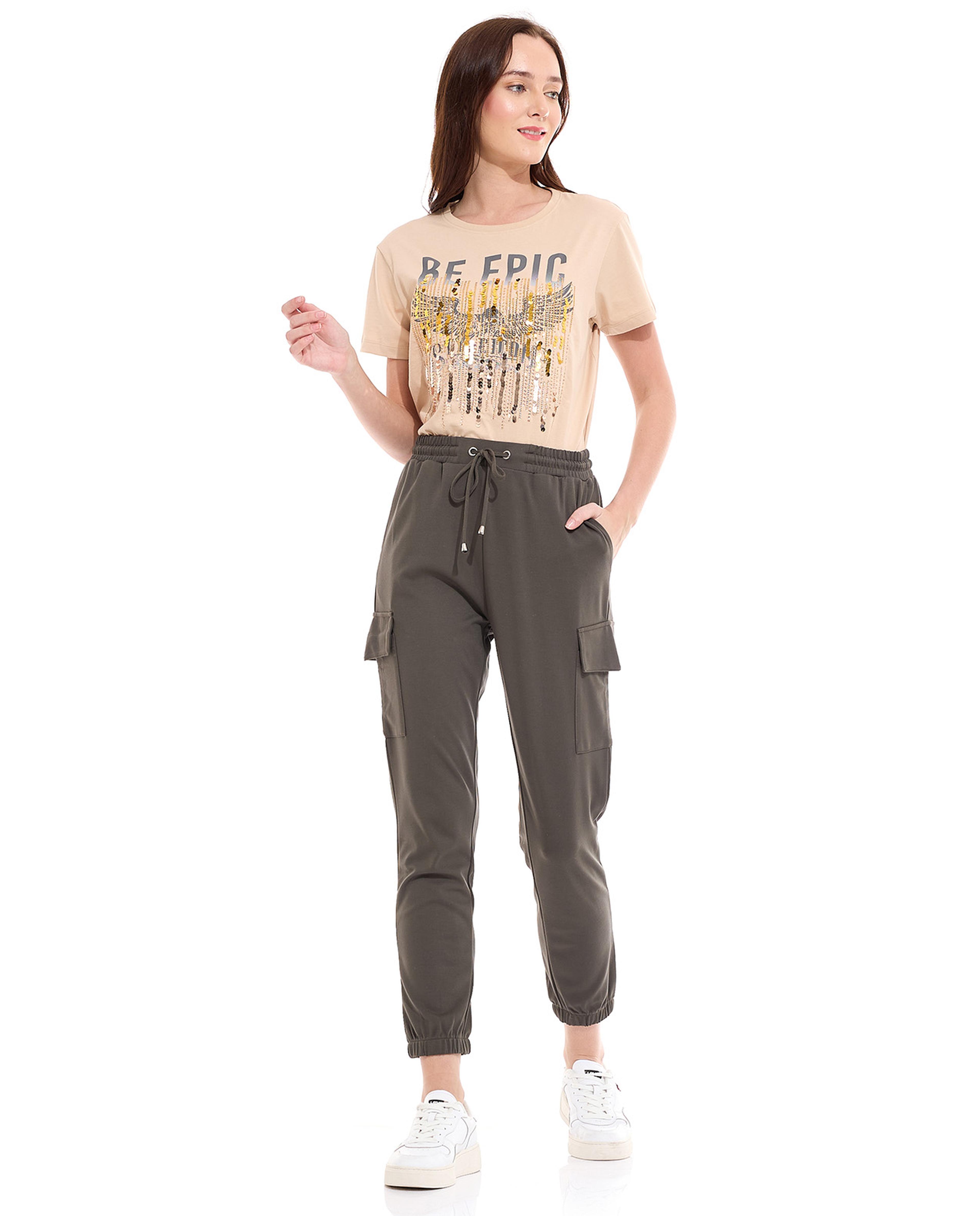 تيشيرت بأكمام قصيرة ورقبة مستديرة و طبعة جرافيك