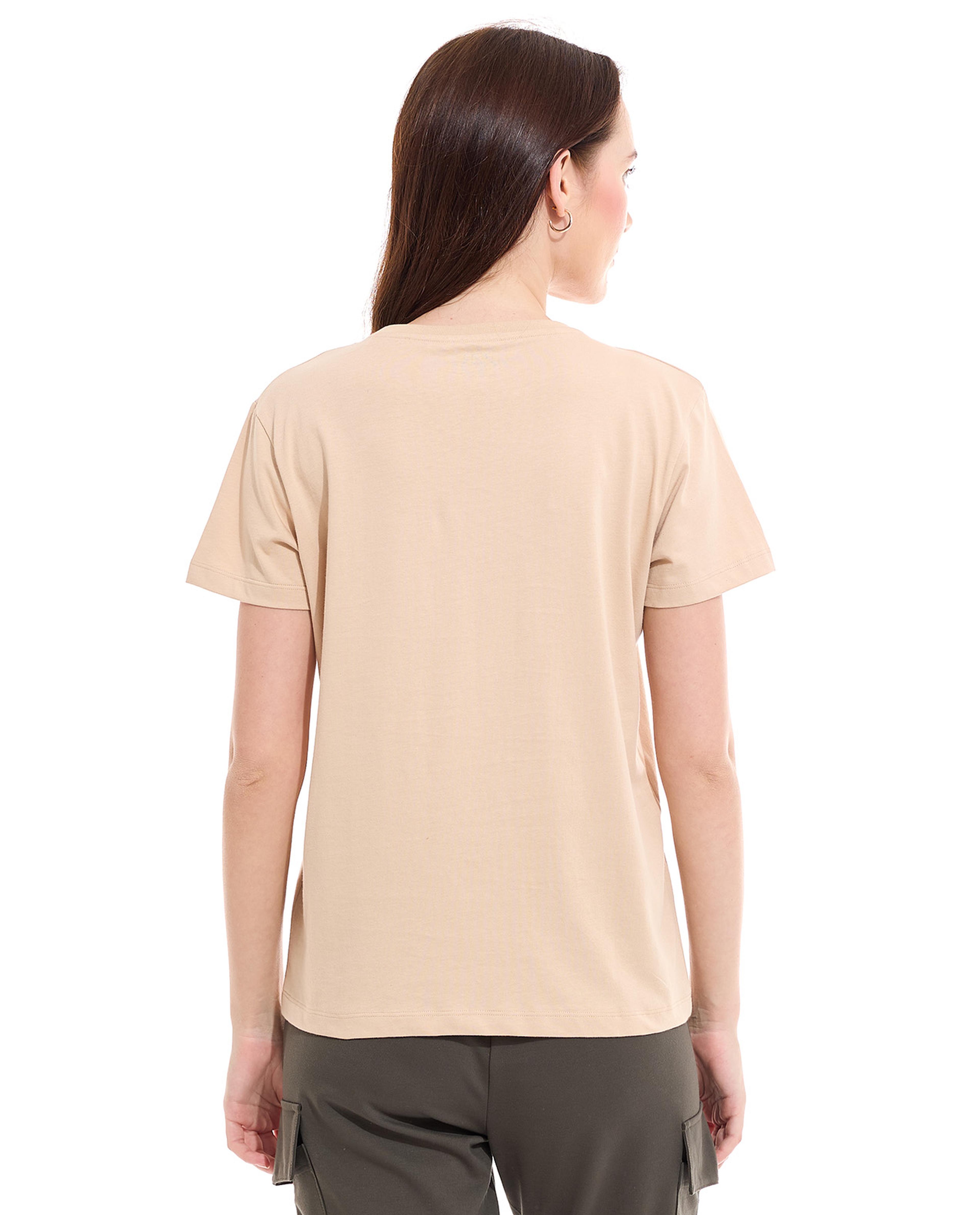 تيشيرت بأكمام قصيرة ورقبة مستديرة و طبعة جرافيك