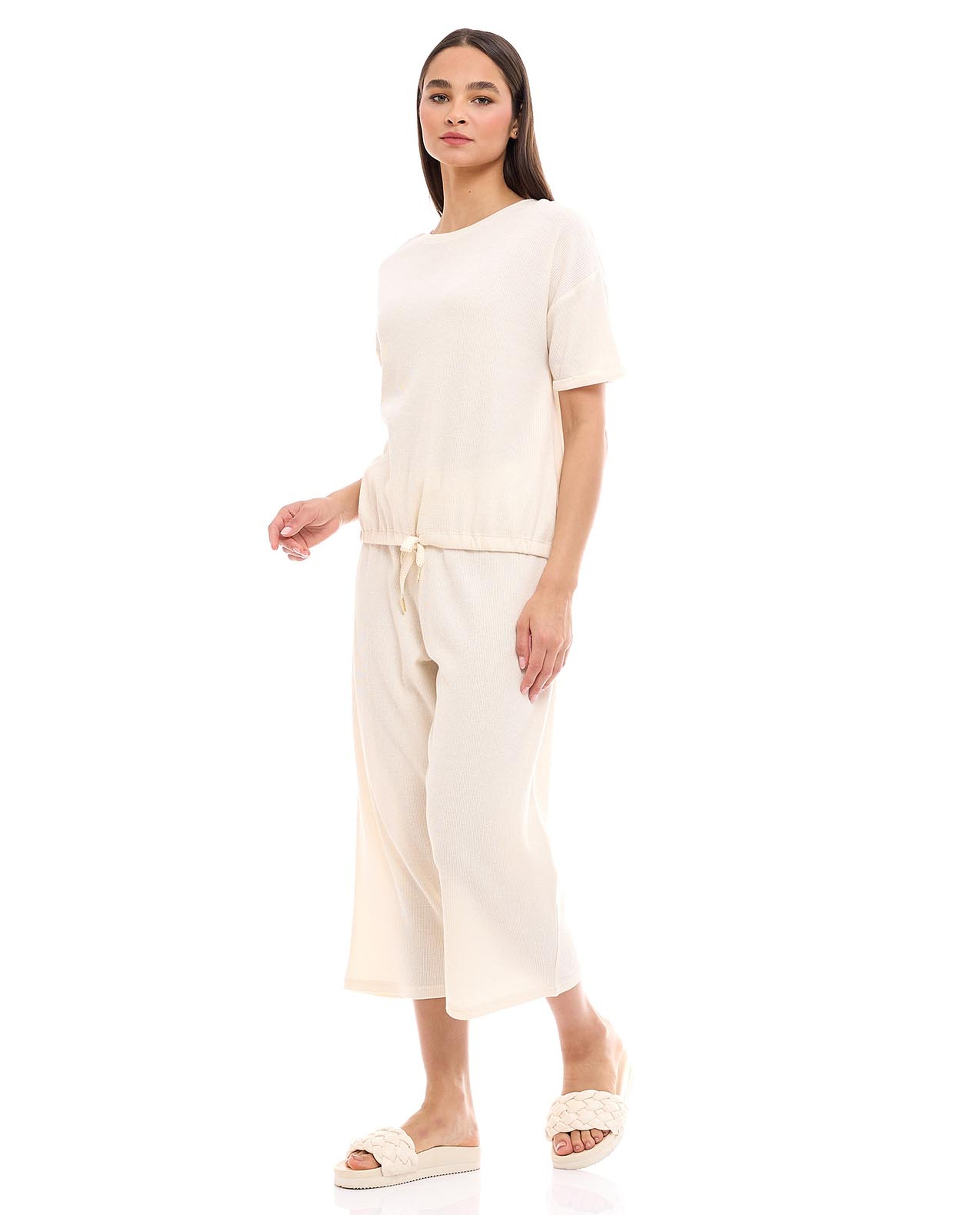 توب نوم بياقة مستديرة وأكمام قصيرة