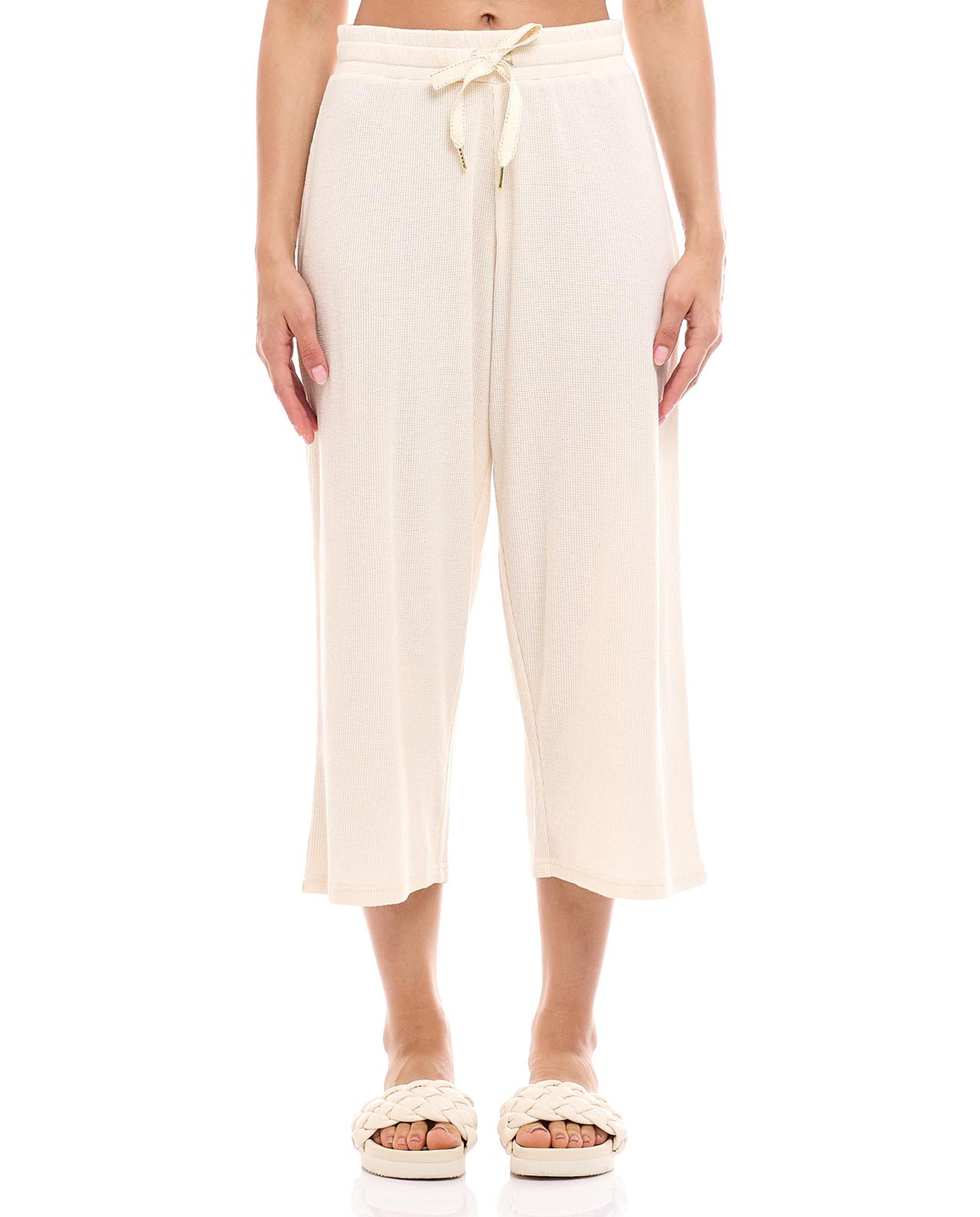 توب نوم بياقة مستديرة وأكمام قصيرة