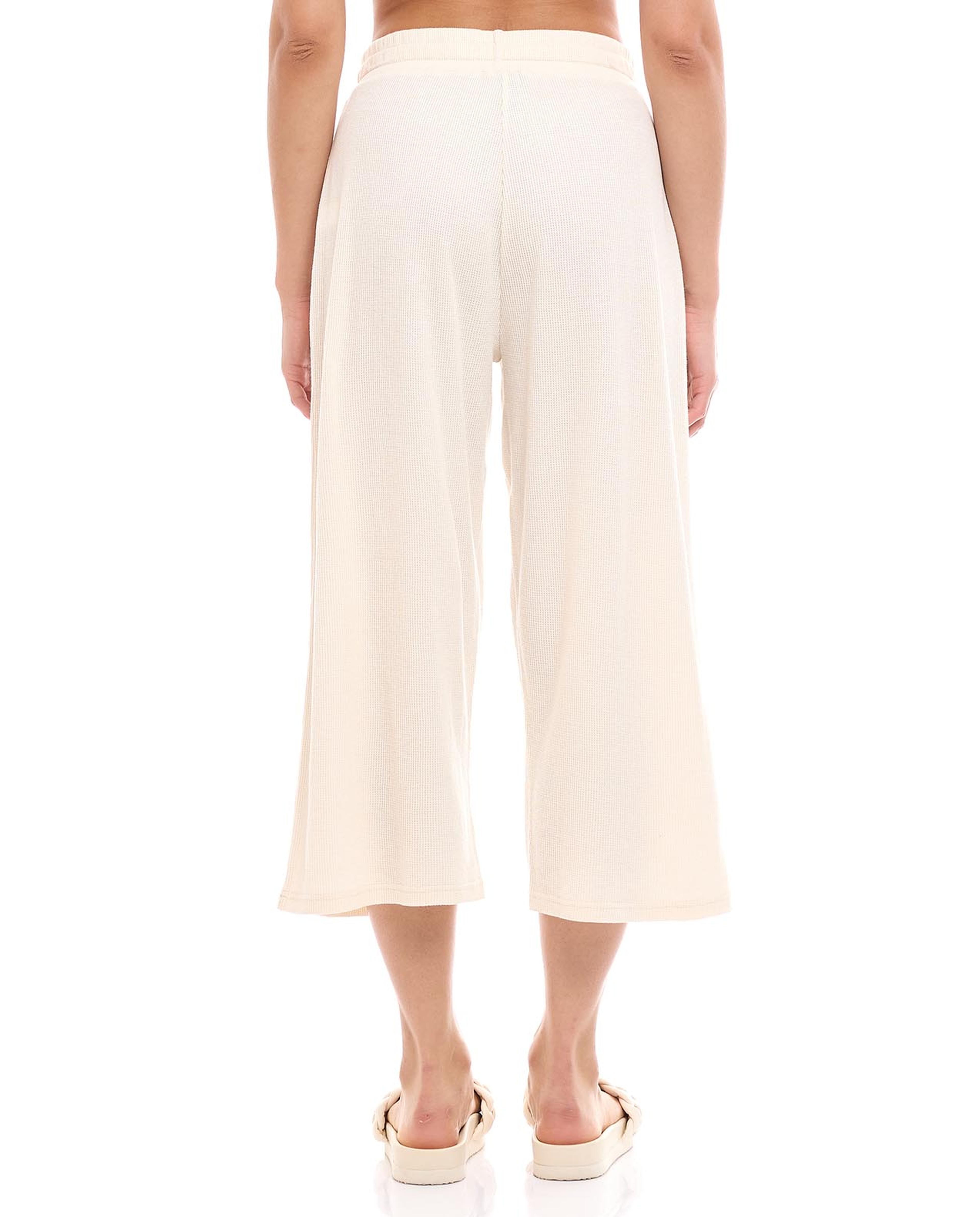 توب نوم بياقة مستديرة وأكمام قصيرة