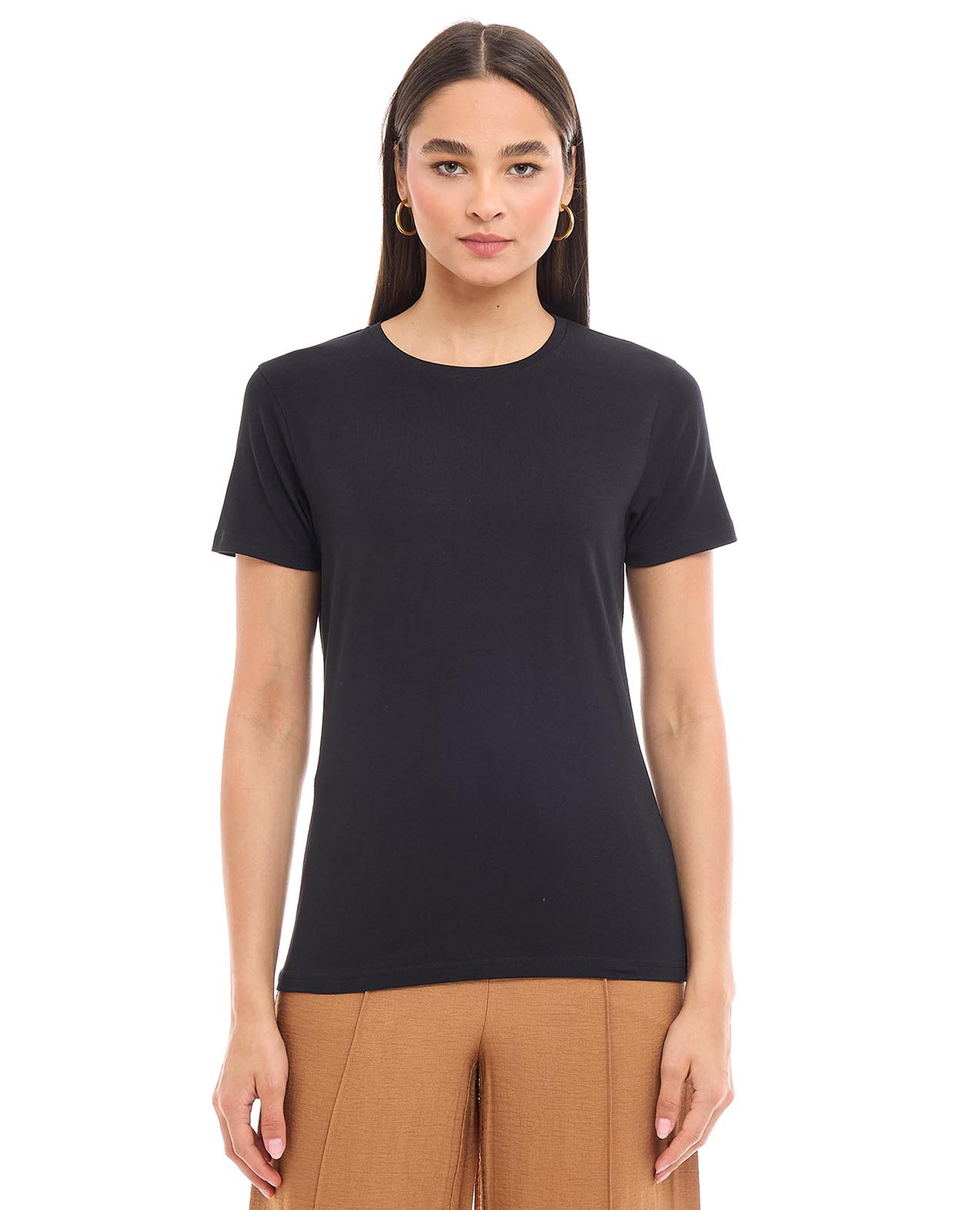 تيشيرت بياقة مستديرة وأكمام قصيرة