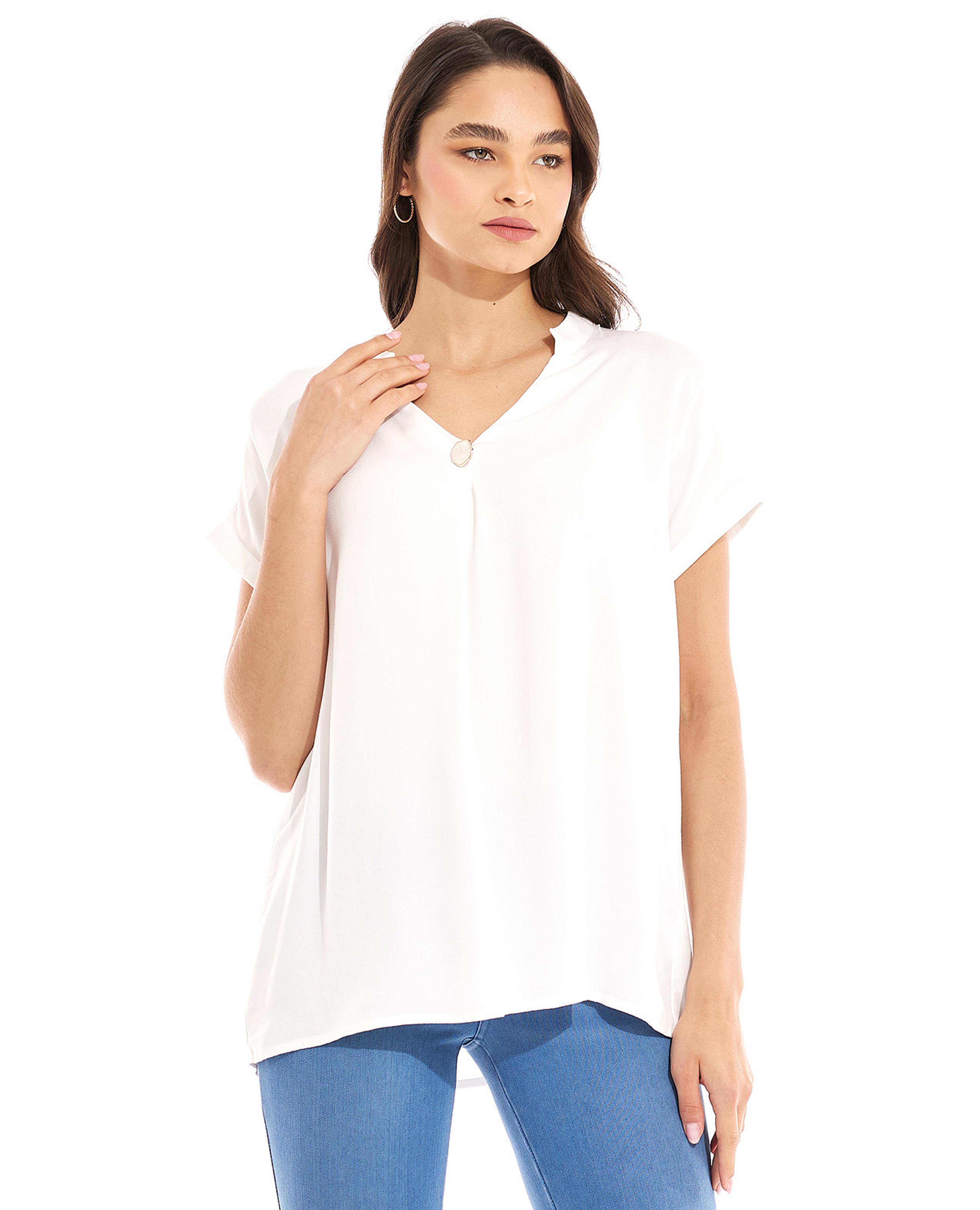 توب بياقة واقفة وأكمام قصيرة