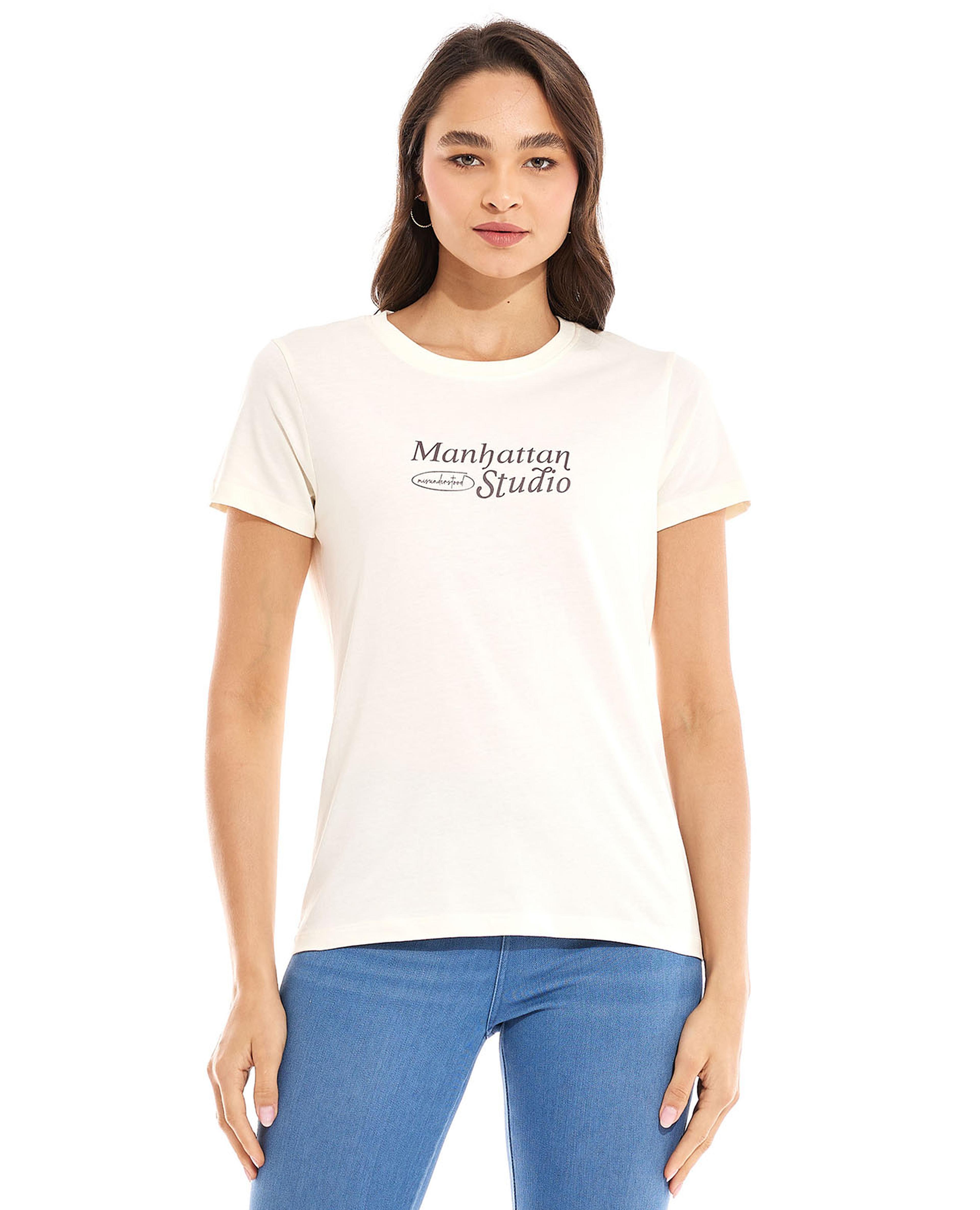 تيشيرت بياقة مستديرة وأكمام قصيرة وطبعة