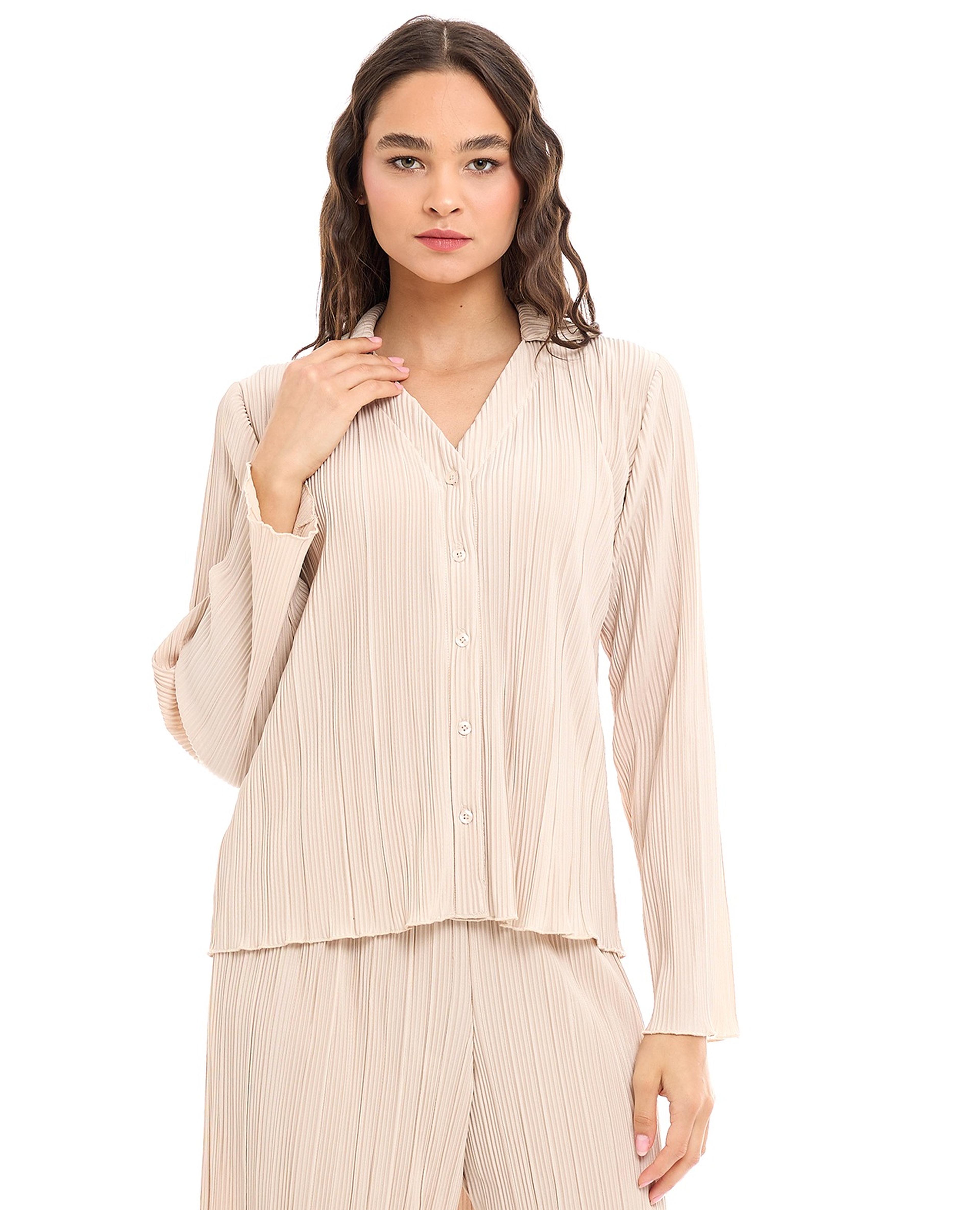 قميص بياقة بكسرات وأكمام طويلة