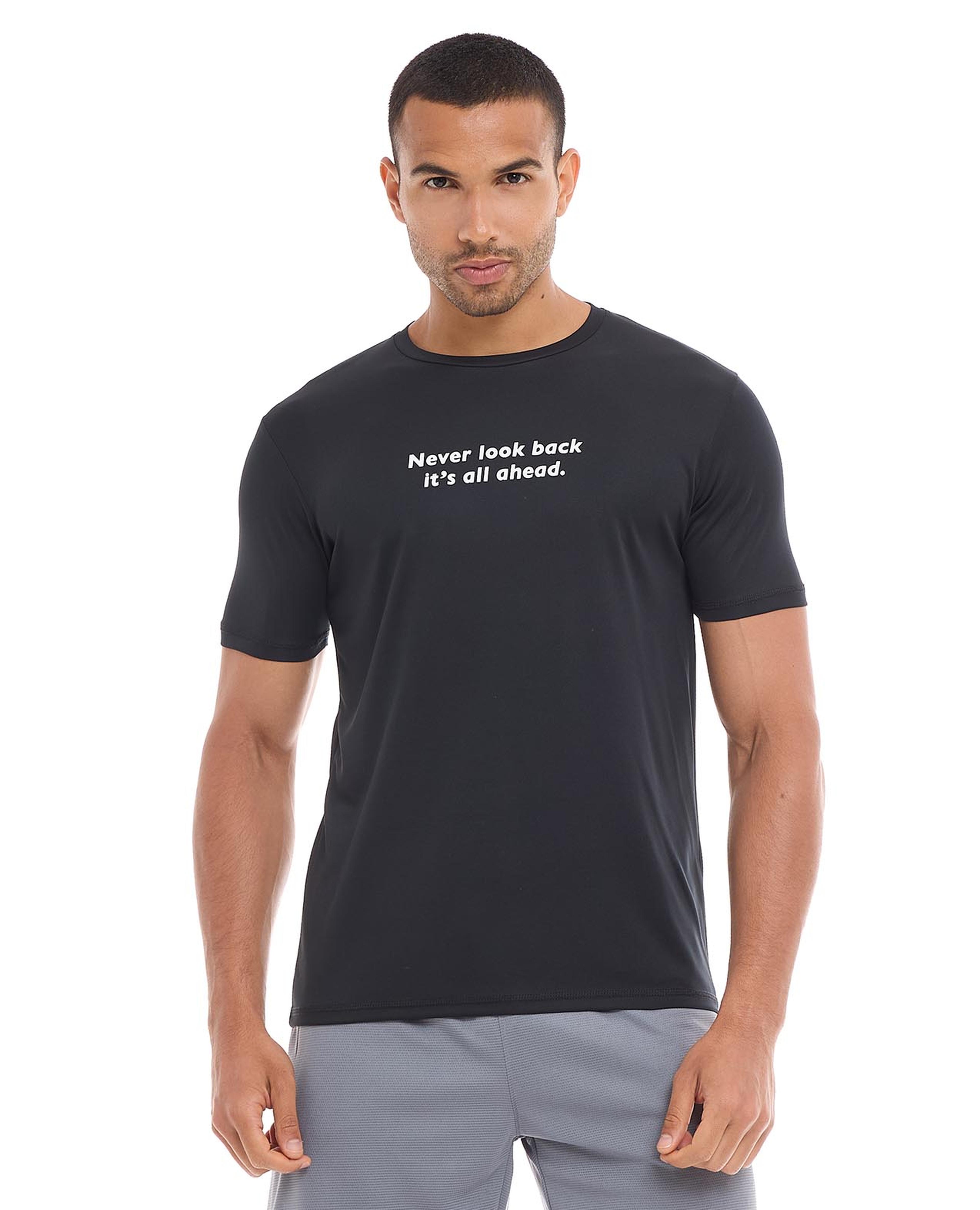 تيشيرت رياضي بياقة مستديرة وأكمام قصيرة وطبعة