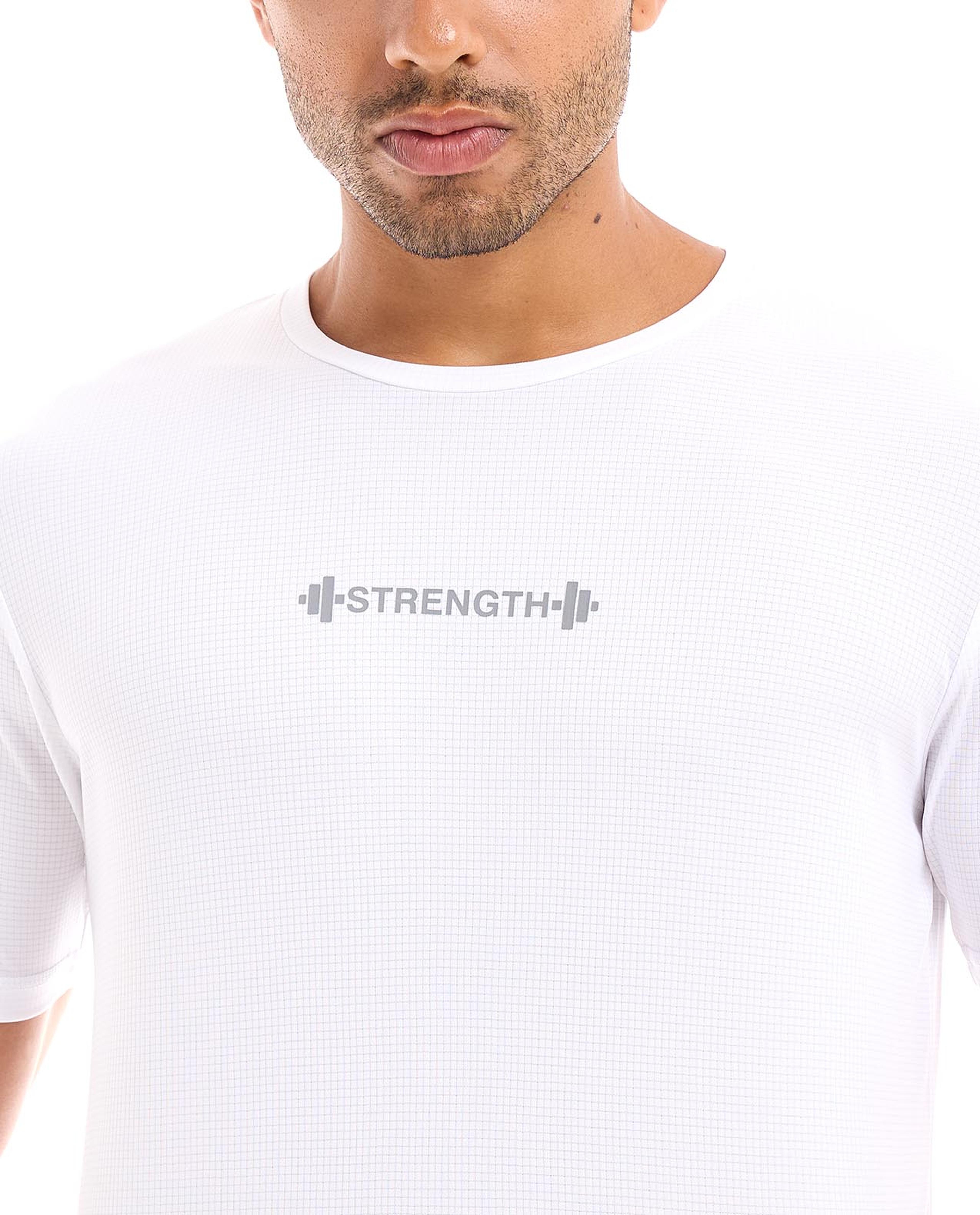 تيشيرت رياضي بياقة مستديرة وأكمام قصيرة وطبعة