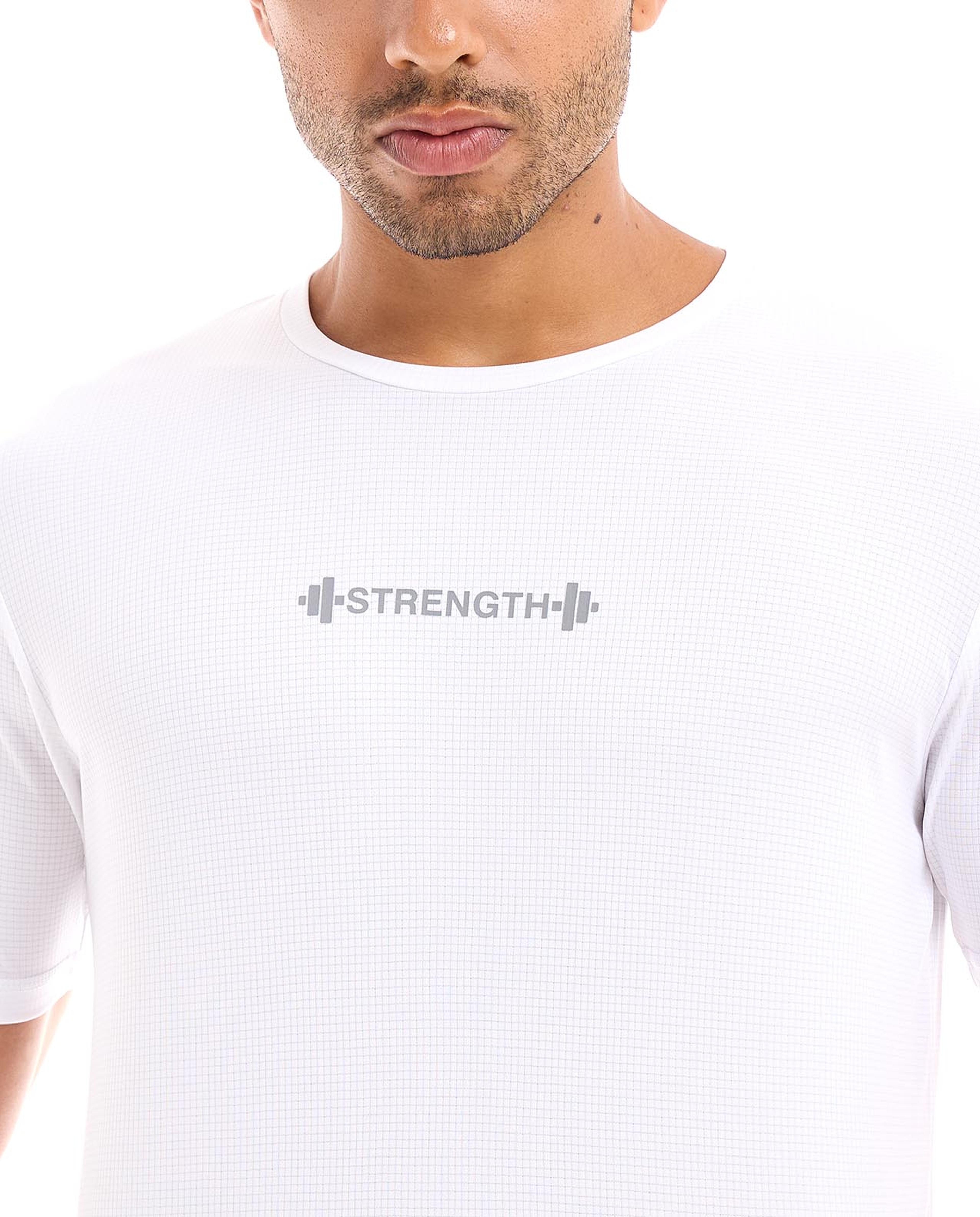 تيشيرت رياضي بياقة مستديرة وأكمام قصيرة وطبعة