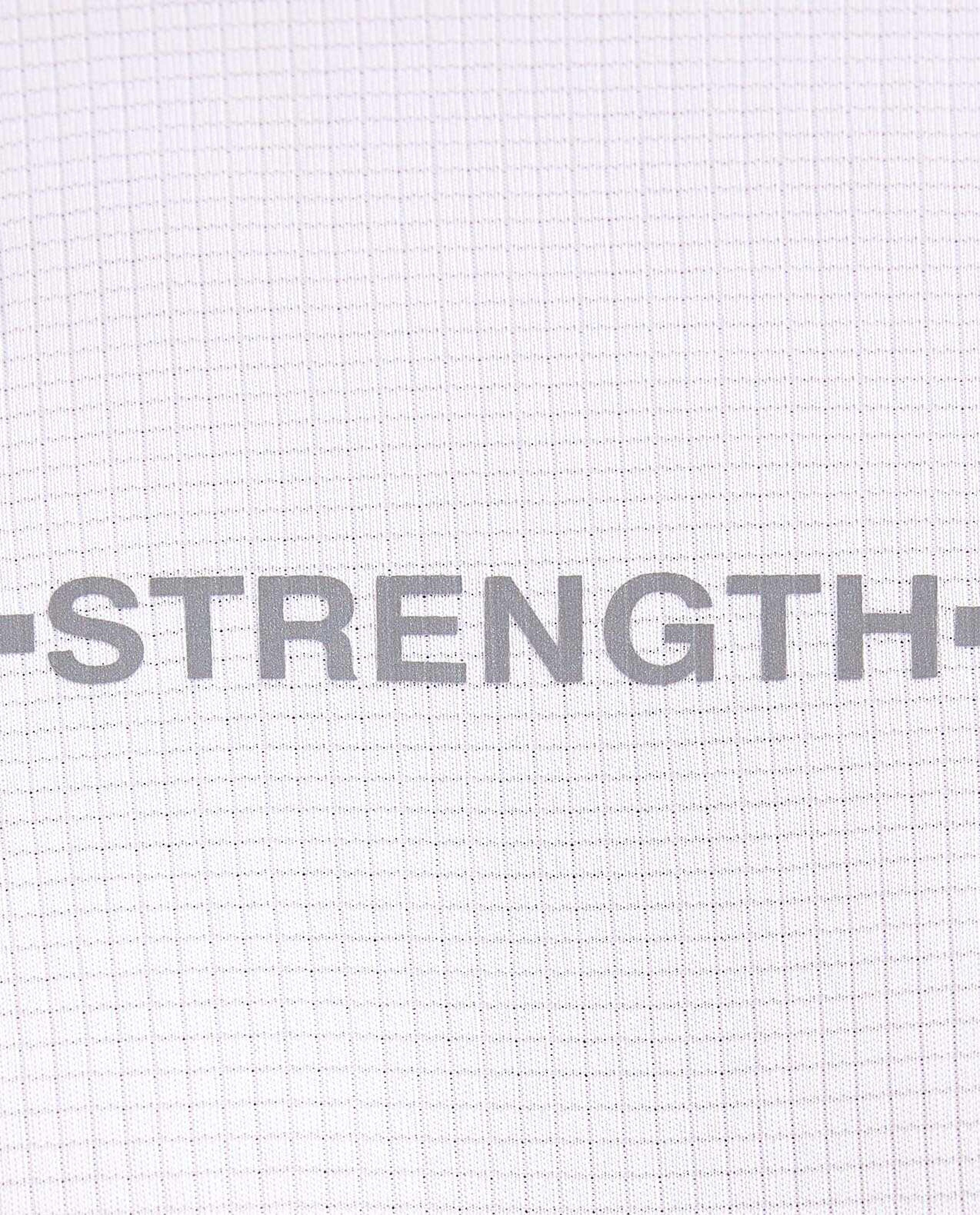 تيشيرت رياضي بياقة مستديرة وأكمام قصيرة وطبعة